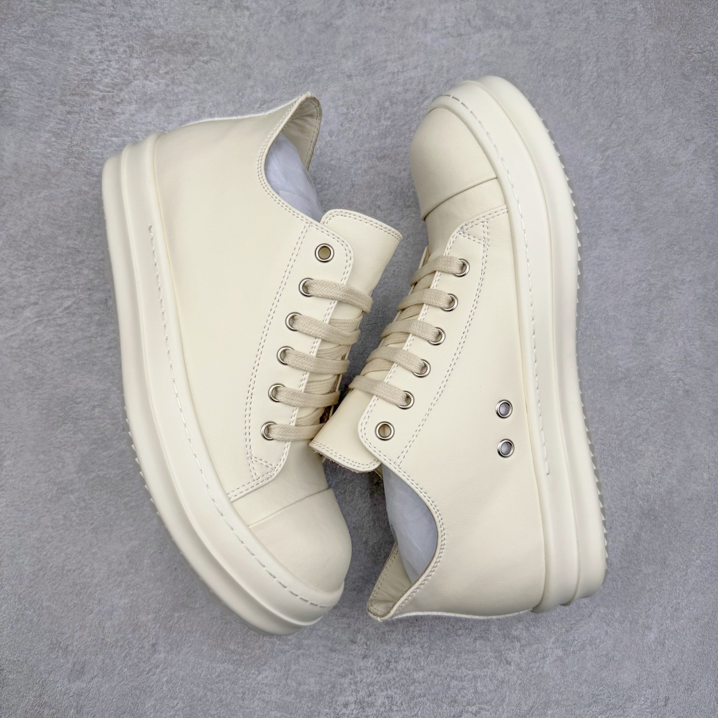 图片[3]-＃DG纯原 Rick Owens Drkshdw 瑞克·欧文斯低帮皮面时尚运动板鞋 奶白 二级市场已经7K以上 平台客户随意卖四位数 RO广东原厂出品 纯原天花板 原版一比一复刻 冲正绝不翻车 还原度达到百分之98以上 原楦开发纸版版型 ZP拆解原版1：1复模裁片纸版 力求做到0错位 这样才能达到和zp一致的鞋型味道 采用进口cnc数控机床开发对版独家tpu奶香大底 区别于市场所有版本 zp同源全头层粒面小牛皮 达到和zp一致手感 原厂进口细纹布 万邦订购原厂高弹粉红色海绵 内里搭配软质细腻羊皮 TPU高密度大底 软硬度透光度高已经测试和原版一致 尺码：36 37 38 39 40 41 42 43 44 45 46-选品中心