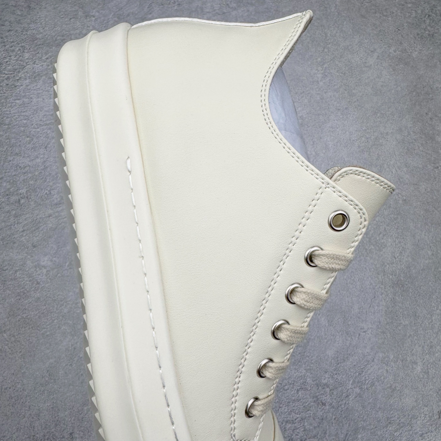 图片[6]-＃DG纯原 Rick Owens Drkshdw 瑞克·欧文斯低帮皮面时尚运动板鞋 奶白 二级市场已经7K以上 平台客户随意卖四位数 RO广东原厂出品 纯原天花板 原版一比一复刻 冲正绝不翻车 还原度达到百分之98以上 原楦开发纸版版型 ZP拆解原版1：1复模裁片纸版 力求做到0错位 这样才能达到和zp一致的鞋型味道 采用进口cnc数控机床开发对版独家tpu奶香大底 区别于市场所有版本 zp同源全头层粒面小牛皮 达到和zp一致手感 原厂进口细纹布 万邦订购原厂高弹粉红色海绵 内里搭配软质细腻羊皮 TPU高密度大底 软硬度透光度高已经测试和原版一致 尺码：36 37 38 39 40 41 42 43 44 45 46-选品中心