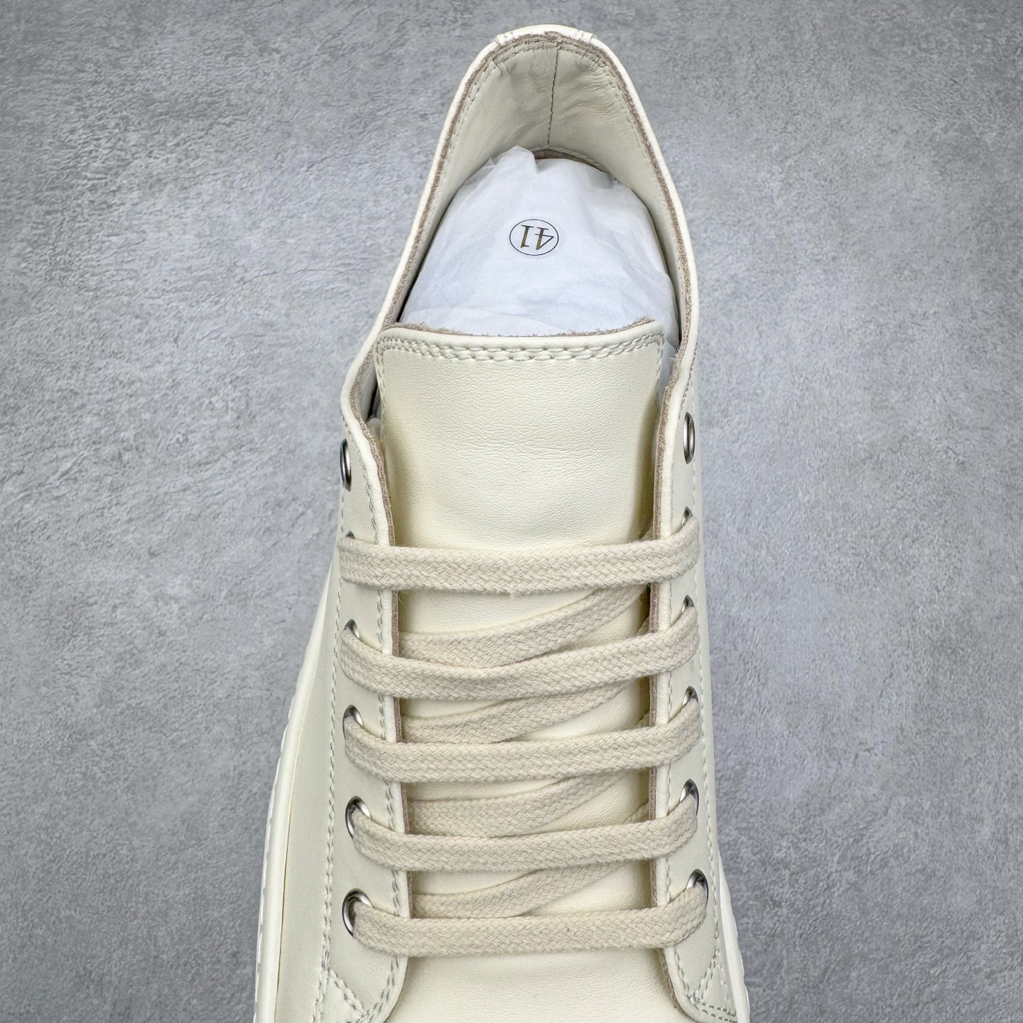 图片[5]-＃DG纯原 Rick Owens Drkshdw 瑞克·欧文斯低帮皮面时尚运动板鞋 奶白 二级市场已经7K以上 平台客户随意卖四位数 RO广东原厂出品 纯原天花板 原版一比一复刻 冲正绝不翻车 还原度达到百分之98以上 原楦开发纸版版型 ZP拆解原版1：1复模裁片纸版 力求做到0错位 这样才能达到和zp一致的鞋型味道 采用进口cnc数控机床开发对版独家tpu奶香大底 区别于市场所有版本 zp同源全头层粒面小牛皮 达到和zp一致手感 原厂进口细纹布 万邦订购原厂高弹粉红色海绵 内里搭配软质细腻羊皮 TPU高密度大底 软硬度透光度高已经测试和原版一致 尺码：36 37 38 39 40 41 42 43 44 45 46-选品中心