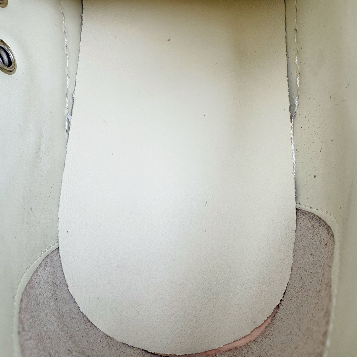 图片[11]-＃DG纯原 Rick Owens Drkshdw 瑞克·欧文斯低帮皮面时尚运动板鞋 奶白 二级市场已经7K以上 平台客户随意卖四位数 RO广东原厂出品 纯原天花板 原版一比一复刻 冲正绝不翻车 还原度达到百分之98以上 原楦开发纸版版型 ZP拆解原版1：1复模裁片纸版 力求做到0错位 这样才能达到和zp一致的鞋型味道 采用进口cnc数控机床开发对版独家tpu奶香大底 区别于市场所有版本 zp同源全头层粒面小牛皮 达到和zp一致手感 原厂进口细纹布 万邦订购原厂高弹粉红色海绵 内里搭配软质细腻羊皮 TPU高密度大底 软硬度透光度高已经测试和原版一致 尺码：36 37 38 39 40 41 42 43 44 45 46-选品中心