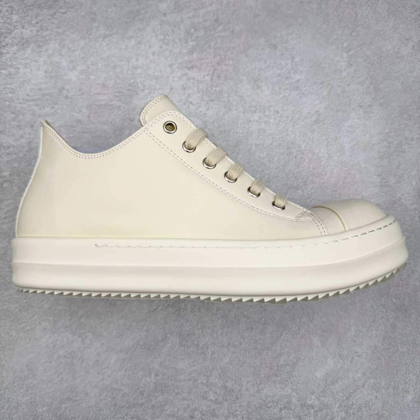 ＃DG纯原 Rick Owens Drkshdw 瑞克·欧文斯低帮皮面时尚运动板鞋 奶白 二级市场已经7K以上 平台客户随意卖四位数 RO广东原厂出品 纯原天花板 原版一比一复刻 冲正绝不翻车 还原度达到百分之98以上 原楦开发纸版版型 ZP拆解原版1：1复模裁片纸版 力求做到0错位 这样才能达到和zp一致的鞋型味道 采用进口cnc数控机床开发对版独家tpu奶香大底 区别于市场所有版本 zp同源全头层粒面小牛皮 达到和zp一致手感 原厂进口细纹布 万邦订购原厂高弹粉红色海绵 内里搭配软质细腻羊皮 TPU高密度大底 软硬度透光度高已经测试和原版一致 尺码：36 37 38 39 40 41 42 43 44 45 46-选品中心