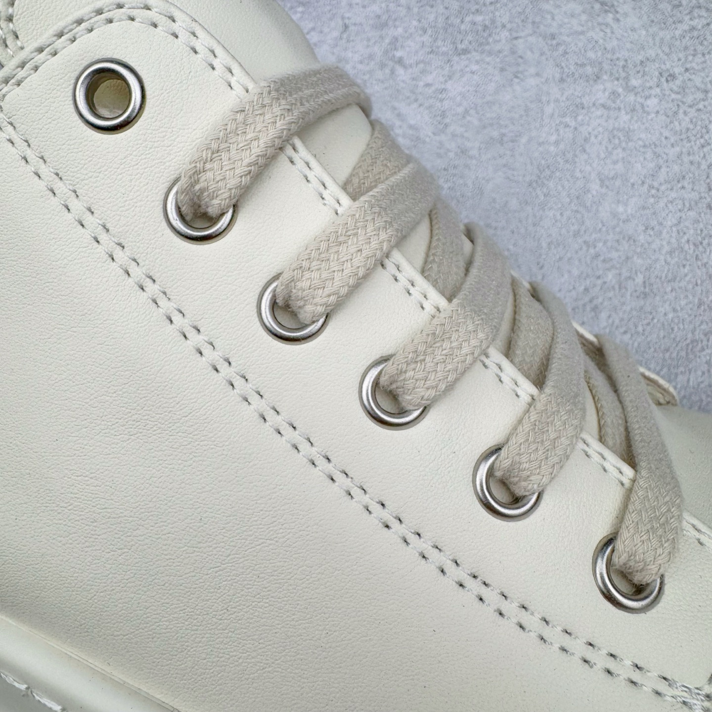 图片[18]-＃DG纯原 Rick Owens Drkshdw 瑞克·欧文斯低帮皮面时尚运动板鞋 奶白 二级市场已经7K以上 平台客户随意卖四位数 RO广东原厂出品 纯原天花板 原版一比一复刻 冲正绝不翻车 还原度达到百分之98以上 原楦开发纸版版型 ZP拆解原版1：1复模裁片纸版 力求做到0错位 这样才能达到和zp一致的鞋型味道 采用进口cnc数控机床开发对版独家tpu奶香大底 区别于市场所有版本 zp同源全头层粒面小牛皮 达到和zp一致手感 原厂进口细纹布 万邦订购原厂高弹粉红色海绵 内里搭配软质细腻羊皮 TPU高密度大底 软硬度透光度高已经测试和原版一致 尺码：36 37 38 39 40 41 42 43 44 45 46-选品中心