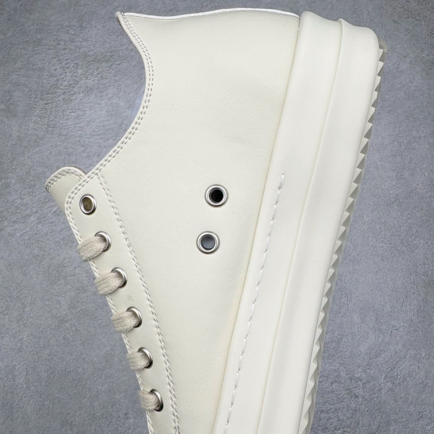 图片[7]-＃DG纯原 Rick Owens Drkshdw 瑞克·欧文斯低帮皮面时尚运动板鞋 奶白 二级市场已经7K以上 平台客户随意卖四位数 RO广东原厂出品 纯原天花板 原版一比一复刻 冲正绝不翻车 还原度达到百分之98以上 原楦开发纸版版型 ZP拆解原版1：1复模裁片纸版 力求做到0错位 这样才能达到和zp一致的鞋型味道 采用进口cnc数控机床开发对版独家tpu奶香大底 区别于市场所有版本 zp同源全头层粒面小牛皮 达到和zp一致手感 原厂进口细纹布 万邦订购原厂高弹粉红色海绵 内里搭配软质细腻羊皮 TPU高密度大底 软硬度透光度高已经测试和原版一致 尺码：36 37 38 39 40 41 42 43 44 45 46-选品中心