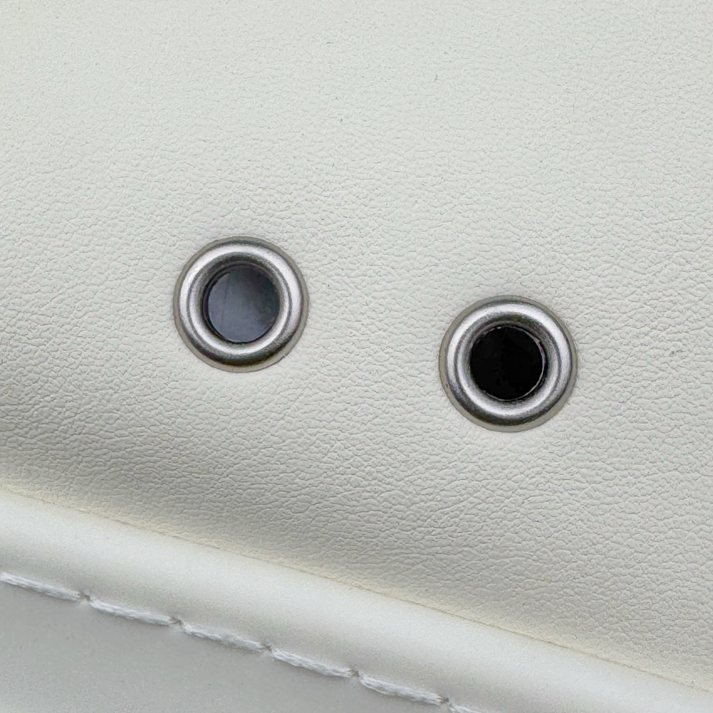 图片[14]-＃DG纯原 Rick Owens Drkshdw 瑞克·欧文斯低帮皮面时尚运动板鞋 奶白 二级市场已经7K以上 平台客户随意卖四位数 RO广东原厂出品 纯原天花板 原版一比一复刻 冲正绝不翻车 还原度达到百分之98以上 原楦开发纸版版型 ZP拆解原版1：1复模裁片纸版 力求做到0错位 这样才能达到和zp一致的鞋型味道 采用进口cnc数控机床开发对版独家tpu奶香大底 区别于市场所有版本 zp同源全头层粒面小牛皮 达到和zp一致手感 原厂进口细纹布 万邦订购原厂高弹粉红色海绵 内里搭配软质细腻羊皮 TPU高密度大底 软硬度透光度高已经测试和原版一致 尺码：36 37 38 39 40 41 42 43 44 45 46-选品中心