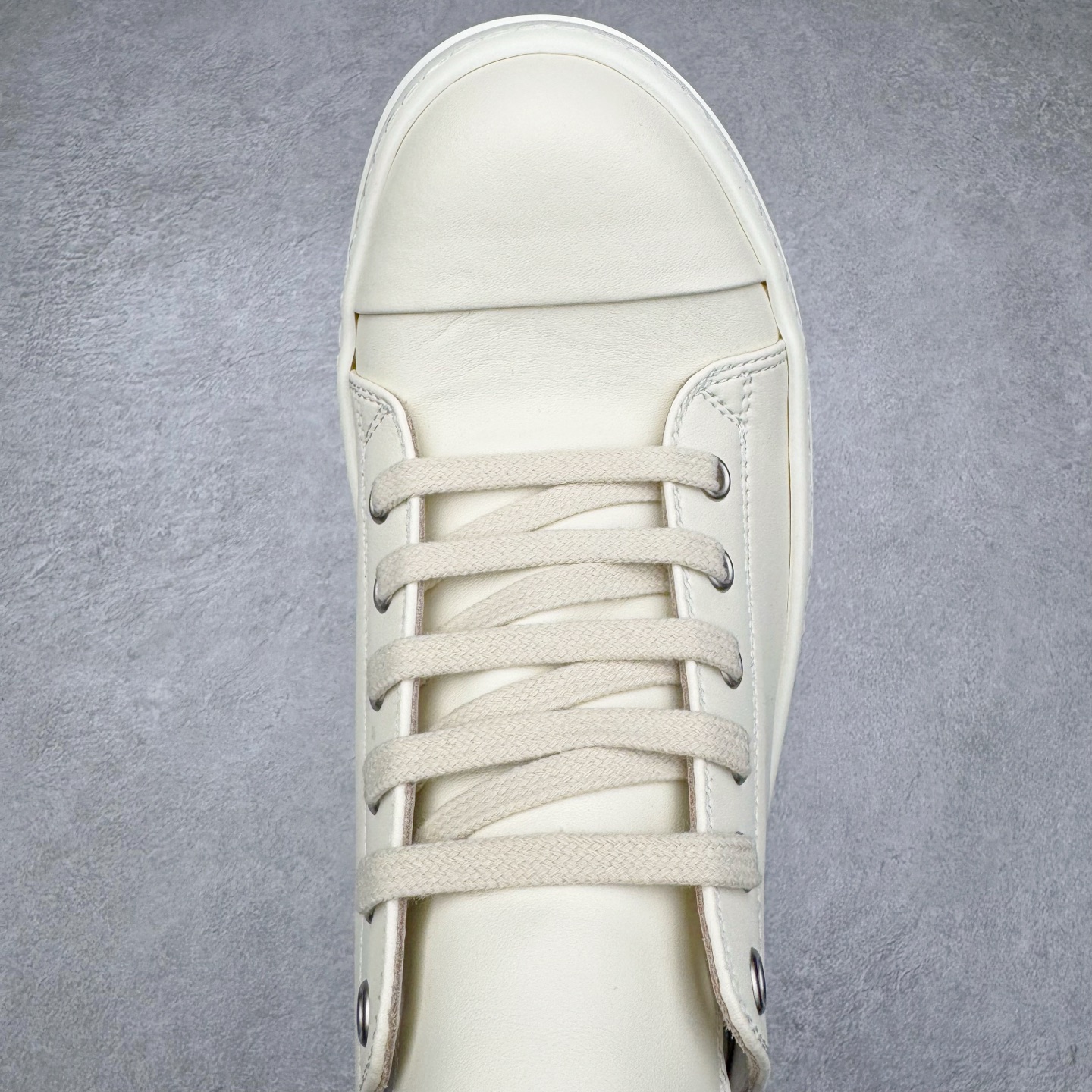 图片[4]-＃DG纯原 Rick Owens Drkshdw 瑞克·欧文斯低帮皮面时尚运动板鞋 奶白 二级市场已经7K以上 平台客户随意卖四位数 RO广东原厂出品 纯原天花板 原版一比一复刻 冲正绝不翻车 还原度达到百分之98以上 原楦开发纸版版型 ZP拆解原版1：1复模裁片纸版 力求做到0错位 这样才能达到和zp一致的鞋型味道 采用进口cnc数控机床开发对版独家tpu奶香大底 区别于市场所有版本 zp同源全头层粒面小牛皮 达到和zp一致手感 原厂进口细纹布 万邦订购原厂高弹粉红色海绵 内里搭配软质细腻羊皮 TPU高密度大底 软硬度透光度高已经测试和原版一致 尺码：36 37 38 39 40 41 42 43 44 45 46-选品中心