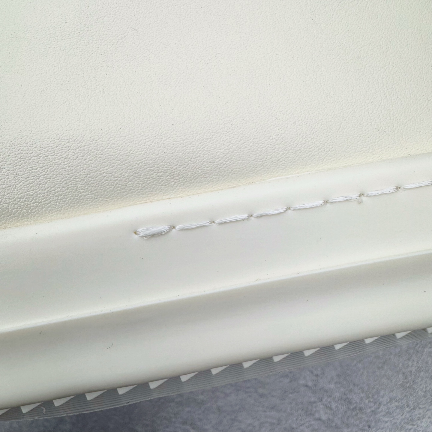 图片[20]-＃DG纯原 Rick Owens Drkshdw 瑞克·欧文斯低帮皮面时尚运动板鞋 奶白 二级市场已经7K以上 平台客户随意卖四位数 RO广东原厂出品 纯原天花板 原版一比一复刻 冲正绝不翻车 还原度达到百分之98以上 原楦开发纸版版型 ZP拆解原版1：1复模裁片纸版 力求做到0错位 这样才能达到和zp一致的鞋型味道 采用进口cnc数控机床开发对版独家tpu奶香大底 区别于市场所有版本 zp同源全头层粒面小牛皮 达到和zp一致手感 原厂进口细纹布 万邦订购原厂高弹粉红色海绵 内里搭配软质细腻羊皮 TPU高密度大底 软硬度透光度高已经测试和原版一致 尺码：36 37 38 39 40 41 42 43 44 45 46-选品中心