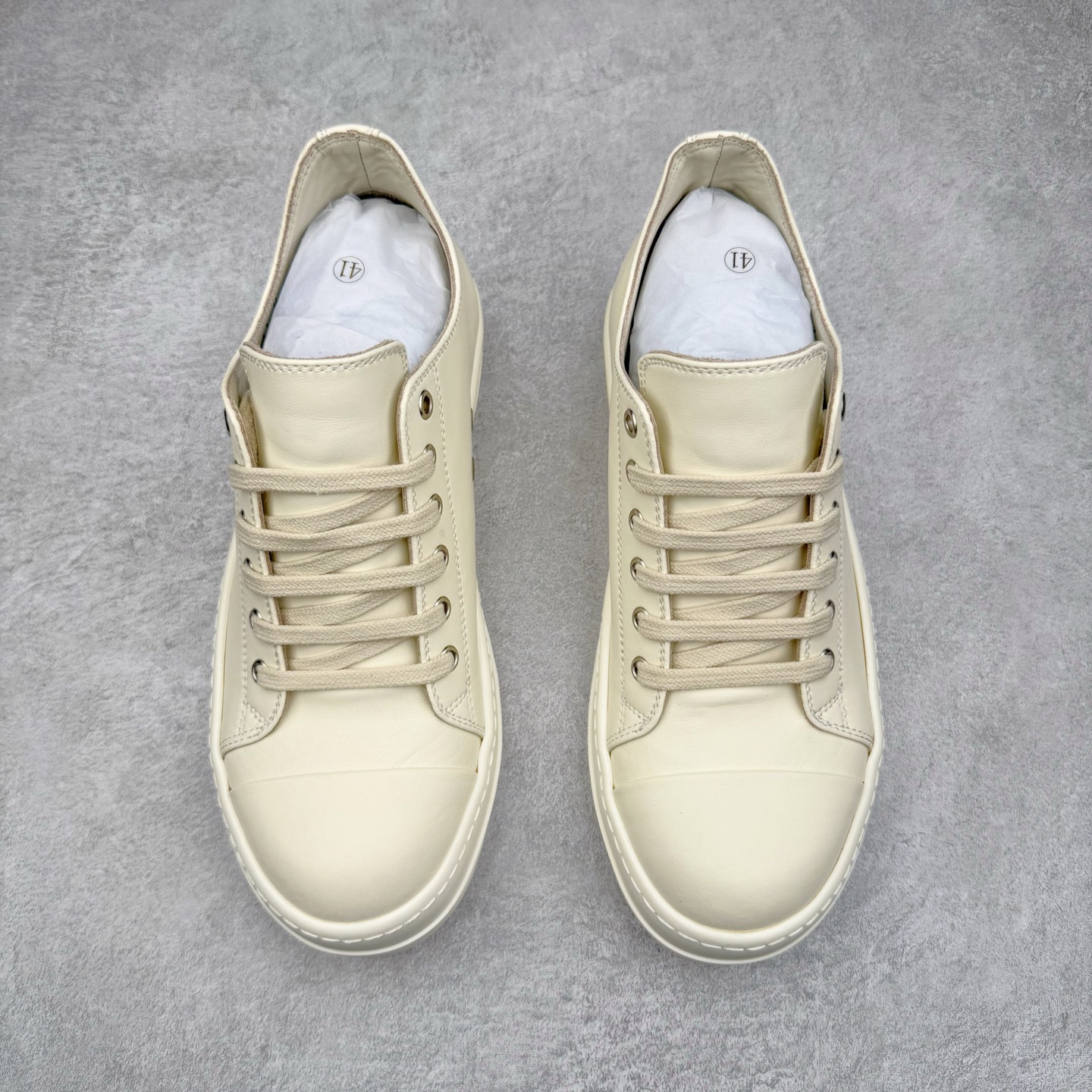 图片[2]-＃DG纯原 Rick Owens Drkshdw 瑞克·欧文斯低帮皮面时尚运动板鞋 奶白 二级市场已经7K以上 平台客户随意卖四位数 RO广东原厂出品 纯原天花板 原版一比一复刻 冲正绝不翻车 还原度达到百分之98以上 原楦开发纸版版型 ZP拆解原版1：1复模裁片纸版 力求做到0错位 这样才能达到和zp一致的鞋型味道 采用进口cnc数控机床开发对版独家tpu奶香大底 区别于市场所有版本 zp同源全头层粒面小牛皮 达到和zp一致手感 原厂进口细纹布 万邦订购原厂高弹粉红色海绵 内里搭配软质细腻羊皮 TPU高密度大底 软硬度透光度高已经测试和原版一致 尺码：36 37 38 39 40 41 42 43 44 45 46-选品中心