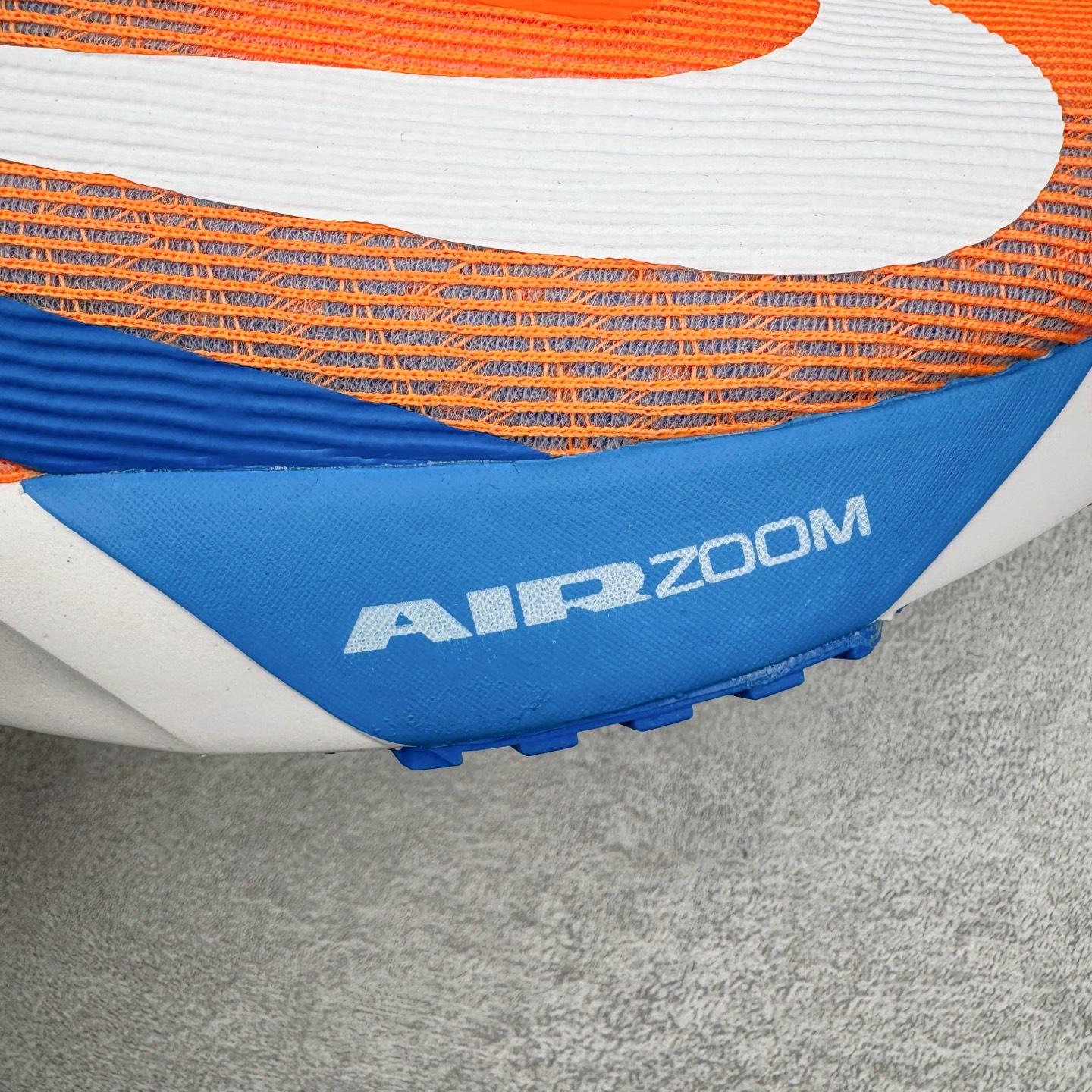 图片[18]-NK ZoomX Invincible Run Flyknit 6 轻量跑鞋 飞织低帮休闲运动慢跑鞋 厚底增高 老爹鞋 此鞋专为短跑运动员而生 是为 5 至 10 公里距离的赛事和训练打造 整体设计采用流线型的轻质工程网眼材质构成鞋面 并与其他 Running 旗舰鞋款同样搭载全脚掌 ZoomX 缓冲中底 搭配 Pebax 物料与橡胶外底 ZoomX StreakFly 首发配色以Prototype呈现 其灵感是来自开发期间的磨损测试 透过编号的标记与内侧的预期跑步距离突出研发过程 货号： FV6040-800 尺码：36 36.5 37.5 38 38.5 39 40 40.5 41 42 42.5 43 44 45-选品中心