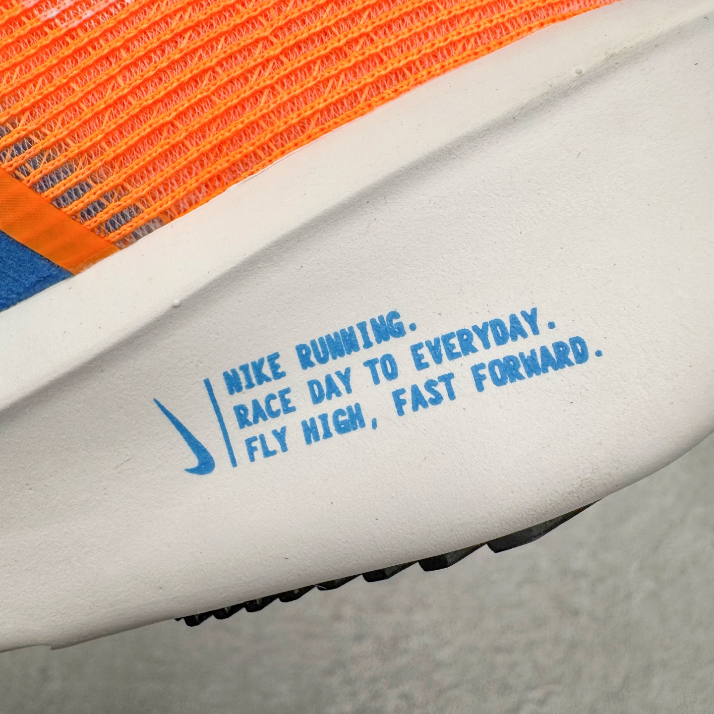 图片[13]-NK ZoomX Invincible Run Flyknit 6 轻量跑鞋 飞织低帮休闲运动慢跑鞋 厚底增高 老爹鞋 此鞋专为短跑运动员而生 是为 5 至 10 公里距离的赛事和训练打造 整体设计采用流线型的轻质工程网眼材质构成鞋面 并与其他 Running 旗舰鞋款同样搭载全脚掌 ZoomX 缓冲中底 搭配 Pebax 物料与橡胶外底 ZoomX StreakFly 首发配色以Prototype呈现 其灵感是来自开发期间的磨损测试 透过编号的标记与内侧的预期跑步距离突出研发过程 货号： FV6040-800 尺码：36 36.5 37.5 38 38.5 39 40 40.5 41 42 42.5 43 44 45-选品中心