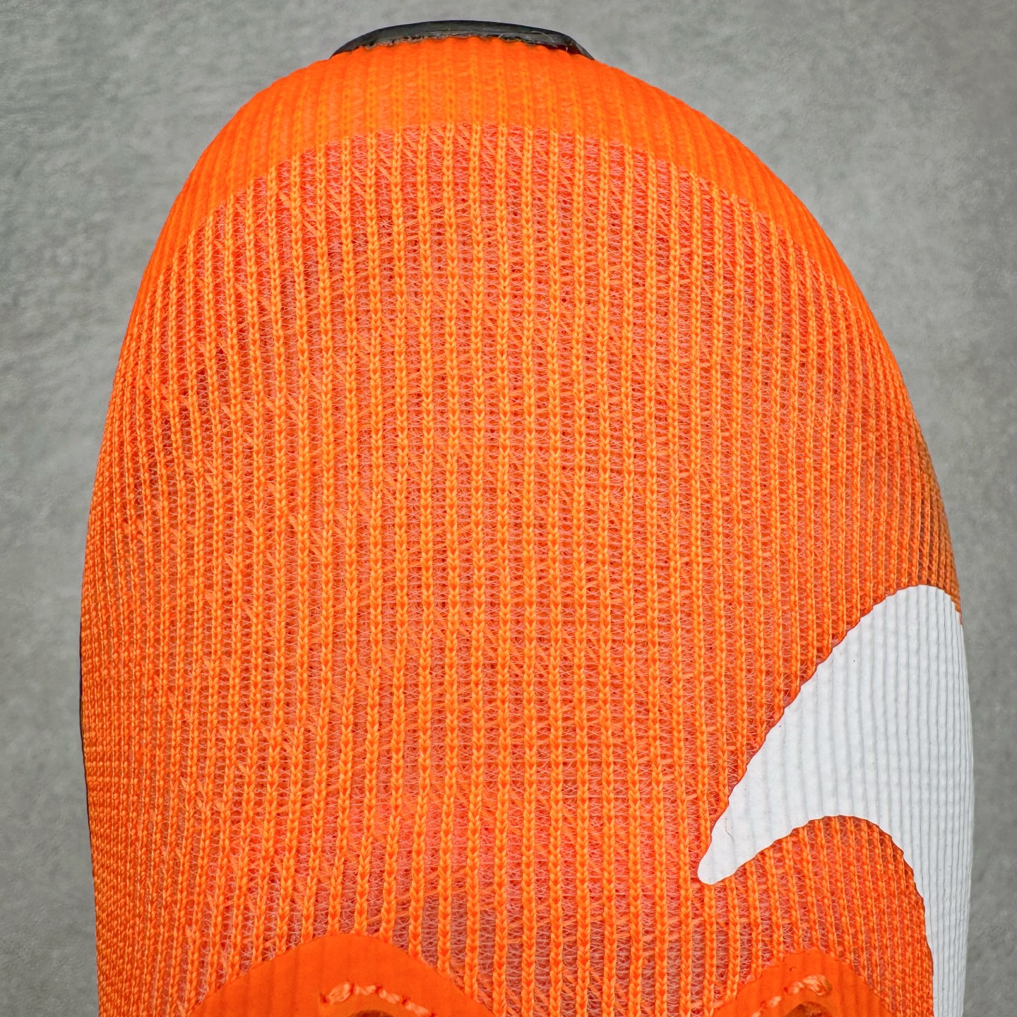 图片[15]-NK ZoomX Invincible Run Flyknit 6 轻量跑鞋 飞织低帮休闲运动慢跑鞋 厚底增高 老爹鞋 此鞋专为短跑运动员而生 是为 5 至 10 公里距离的赛事和训练打造 整体设计采用流线型的轻质工程网眼材质构成鞋面 并与其他 Running 旗舰鞋款同样搭载全脚掌 ZoomX 缓冲中底 搭配 Pebax 物料与橡胶外底 ZoomX StreakFly 首发配色以Prototype呈现 其灵感是来自开发期间的磨损测试 透过编号的标记与内侧的预期跑步距离突出研发过程 货号： FV6040-800 尺码：36 36.5 37.5 38 38.5 39 40 40.5 41 42 42.5 43 44 45-选品中心