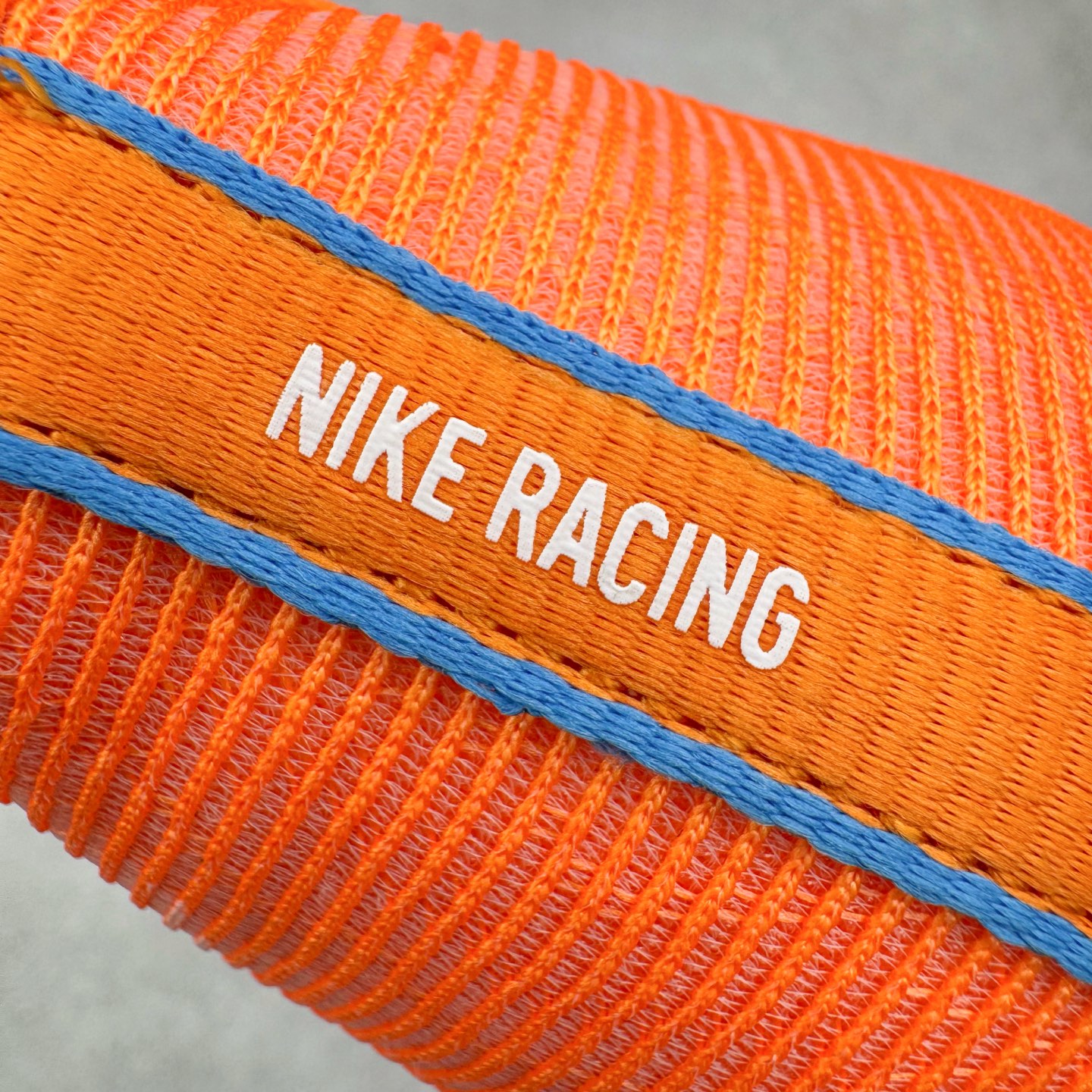 图片[16]-NK ZoomX Invincible Run Flyknit 6 轻量跑鞋 飞织低帮休闲运动慢跑鞋 厚底增高 老爹鞋 此鞋专为短跑运动员而生 是为 5 至 10 公里距离的赛事和训练打造 整体设计采用流线型的轻质工程网眼材质构成鞋面 并与其他 Running 旗舰鞋款同样搭载全脚掌 ZoomX 缓冲中底 搭配 Pebax 物料与橡胶外底 ZoomX StreakFly 首发配色以Prototype呈现 其灵感是来自开发期间的磨损测试 透过编号的标记与内侧的预期跑步距离突出研发过程 货号： FV6040-800 尺码：36 36.5 37.5 38 38.5 39 40 40.5 41 42 42.5 43 44 45-选品中心