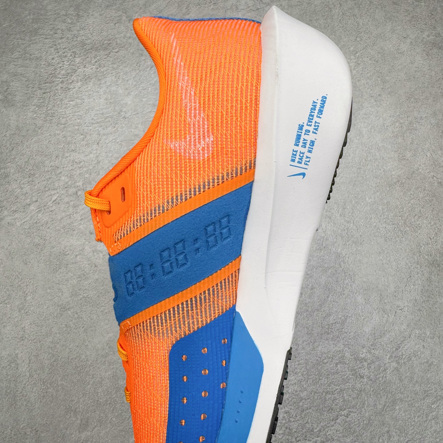 图片[7]-NK ZoomX Invincible Run Flyknit 6 轻量跑鞋 飞织低帮休闲运动慢跑鞋 厚底增高 老爹鞋 此鞋专为短跑运动员而生 是为 5 至 10 公里距离的赛事和训练打造 整体设计采用流线型的轻质工程网眼材质构成鞋面 并与其他 Running 旗舰鞋款同样搭载全脚掌 ZoomX 缓冲中底 搭配 Pebax 物料与橡胶外底 ZoomX StreakFly 首发配色以Prototype呈现 其灵感是来自开发期间的磨损测试 透过编号的标记与内侧的预期跑步距离突出研发过程 货号： FV6040-800 尺码：36 36.5 37.5 38 38.5 39 40 40.5 41 42 42.5 43 44 45-选品中心