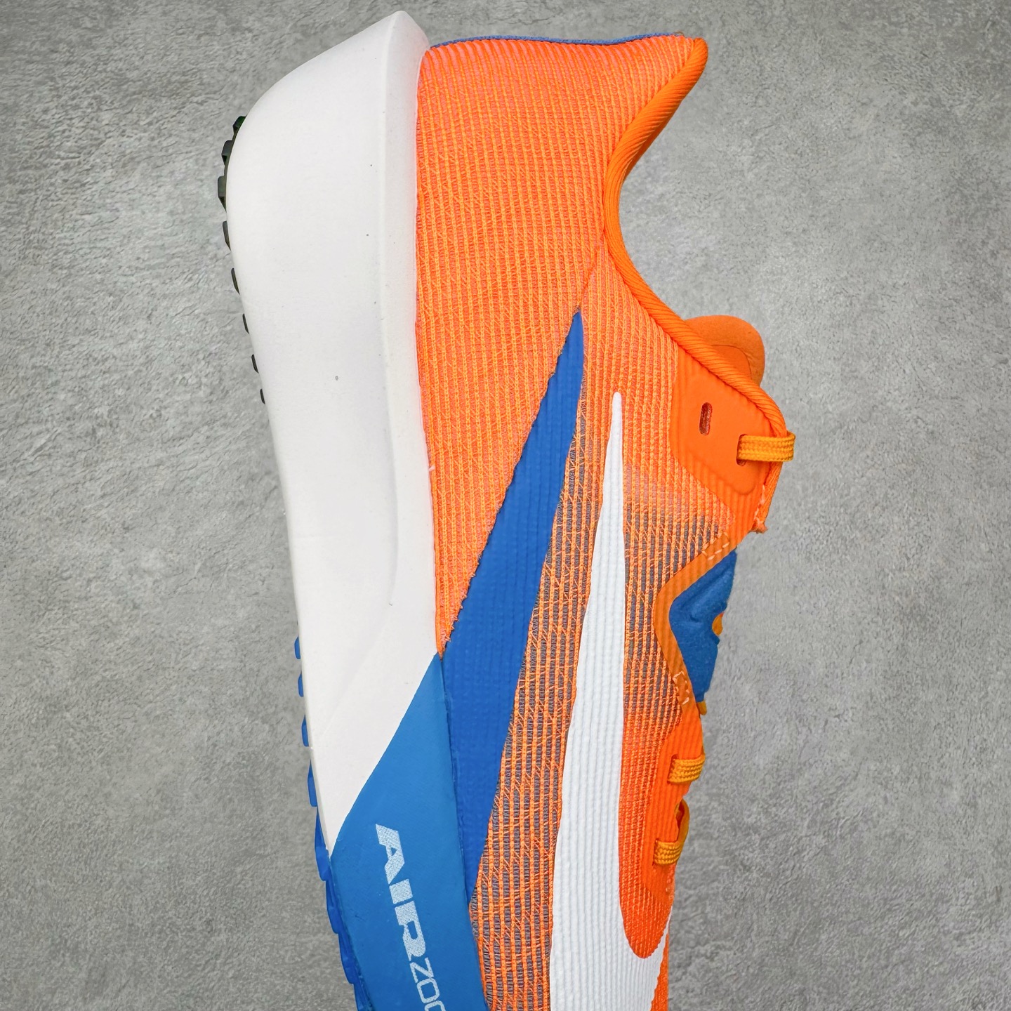 图片[6]-NK ZoomX Invincible Run Flyknit 6 轻量跑鞋 飞织低帮休闲运动慢跑鞋 厚底增高 老爹鞋 此鞋专为短跑运动员而生 是为 5 至 10 公里距离的赛事和训练打造 整体设计采用流线型的轻质工程网眼材质构成鞋面 并与其他 Running 旗舰鞋款同样搭载全脚掌 ZoomX 缓冲中底 搭配 Pebax 物料与橡胶外底 ZoomX StreakFly 首发配色以Prototype呈现 其灵感是来自开发期间的磨损测试 透过编号的标记与内侧的预期跑步距离突出研发过程 货号： FV6040-800 尺码：36 36.5 37.5 38 38.5 39 40 40.5 41 42 42.5 43 44 45-选品中心