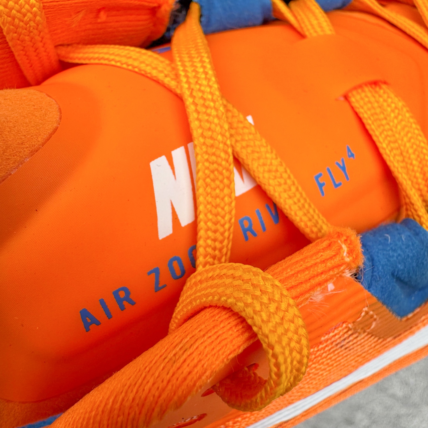 图片[14]-NK ZoomX Invincible Run Flyknit 6 轻量跑鞋 飞织低帮休闲运动慢跑鞋 厚底增高 老爹鞋 此鞋专为短跑运动员而生 是为 5 至 10 公里距离的赛事和训练打造 整体设计采用流线型的轻质工程网眼材质构成鞋面 并与其他 Running 旗舰鞋款同样搭载全脚掌 ZoomX 缓冲中底 搭配 Pebax 物料与橡胶外底 ZoomX StreakFly 首发配色以Prototype呈现 其灵感是来自开发期间的磨损测试 透过编号的标记与内侧的预期跑步距离突出研发过程 货号： FV6040-800 尺码：36 36.5 37.5 38 38.5 39 40 40.5 41 42 42.5 43 44 45-选品中心