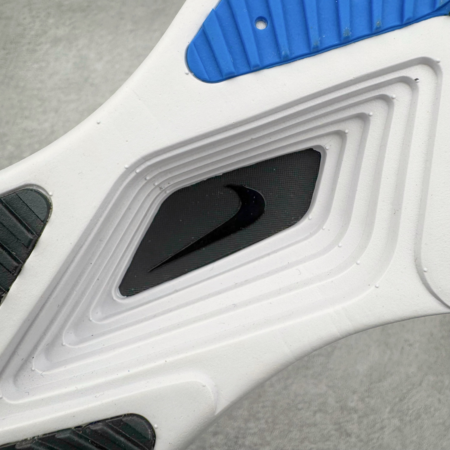 图片[20]-NK ZoomX Invincible Run Flyknit 6 轻量跑鞋 飞织低帮休闲运动慢跑鞋 厚底增高 老爹鞋 此鞋专为短跑运动员而生 是为 5 至 10 公里距离的赛事和训练打造 整体设计采用流线型的轻质工程网眼材质构成鞋面 并与其他 Running 旗舰鞋款同样搭载全脚掌 ZoomX 缓冲中底 搭配 Pebax 物料与橡胶外底 ZoomX StreakFly 首发配色以Prototype呈现 其灵感是来自开发期间的磨损测试 透过编号的标记与内侧的预期跑步距离突出研发过程 货号： FV6040-800 尺码：36 36.5 37.5 38 38.5 39 40 40.5 41 42 42.5 43 44 45-选品中心