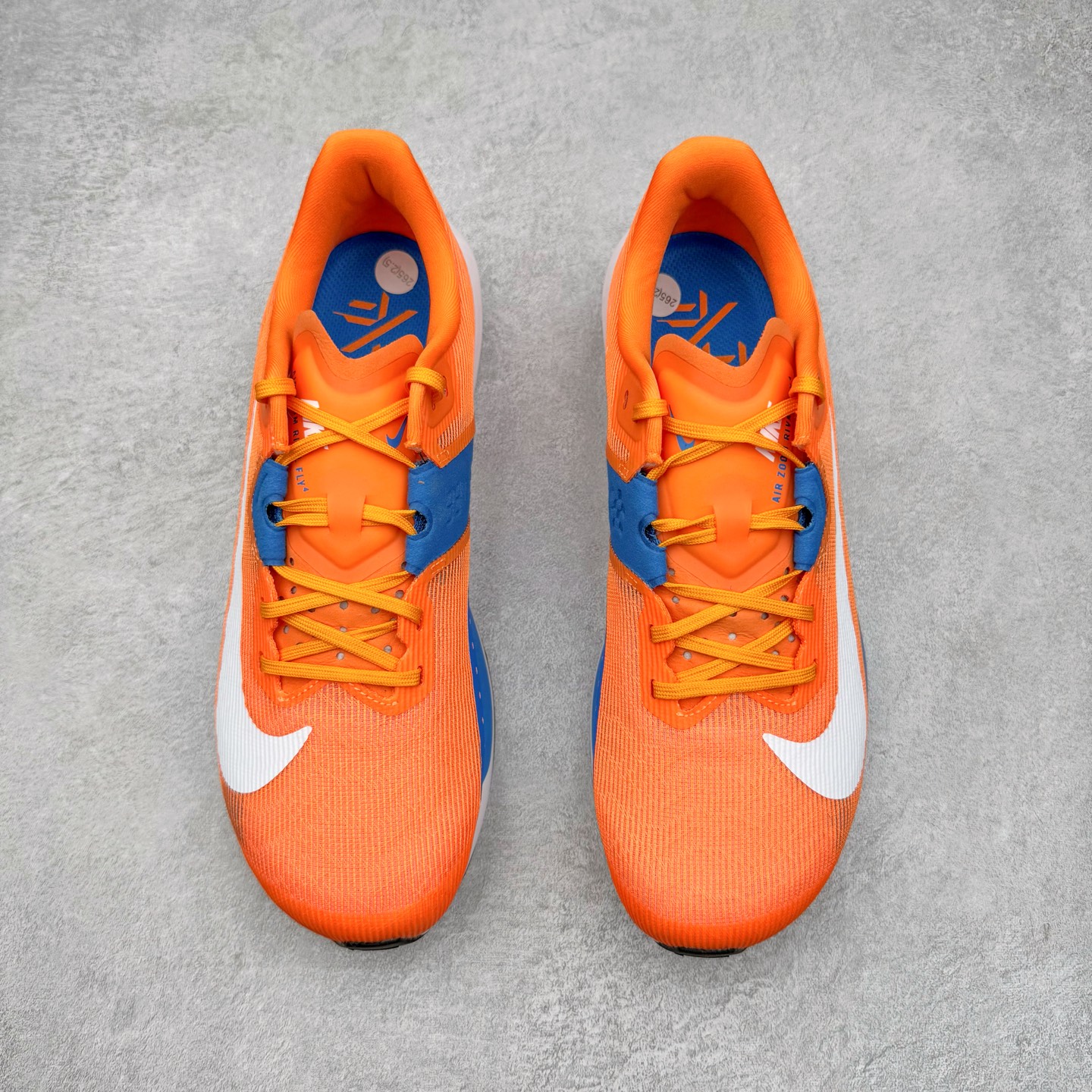 图片[2]-NK ZoomX Invincible Run Flyknit 6 轻量跑鞋 飞织低帮休闲运动慢跑鞋 厚底增高 老爹鞋 此鞋专为短跑运动员而生 是为 5 至 10 公里距离的赛事和训练打造 整体设计采用流线型的轻质工程网眼材质构成鞋面 并与其他 Running 旗舰鞋款同样搭载全脚掌 ZoomX 缓冲中底 搭配 Pebax 物料与橡胶外底 ZoomX StreakFly 首发配色以Prototype呈现 其灵感是来自开发期间的磨损测试 透过编号的标记与内侧的预期跑步距离突出研发过程 货号： FV6040-800 尺码：36 36.5 37.5 38 38.5 39 40 40.5 41 42 42.5 43 44 45-选品中心