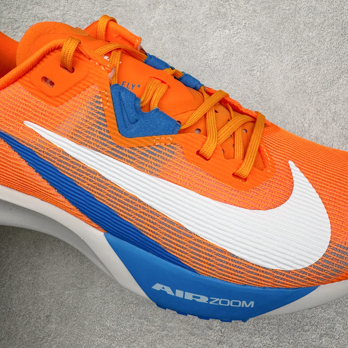 图片[17]-NK ZoomX Invincible Run Flyknit 6 轻量跑鞋 飞织低帮休闲运动慢跑鞋 厚底增高 老爹鞋 此鞋专为短跑运动员而生 是为 5 至 10 公里距离的赛事和训练打造 整体设计采用流线型的轻质工程网眼材质构成鞋面 并与其他 Running 旗舰鞋款同样搭载全脚掌 ZoomX 缓冲中底 搭配 Pebax 物料与橡胶外底 ZoomX StreakFly 首发配色以Prototype呈现 其灵感是来自开发期间的磨损测试 透过编号的标记与内侧的预期跑步距离突出研发过程 货号： FV6040-800 尺码：36 36.5 37.5 38 38.5 39 40 40.5 41 42 42.5 43 44 45-选品中心