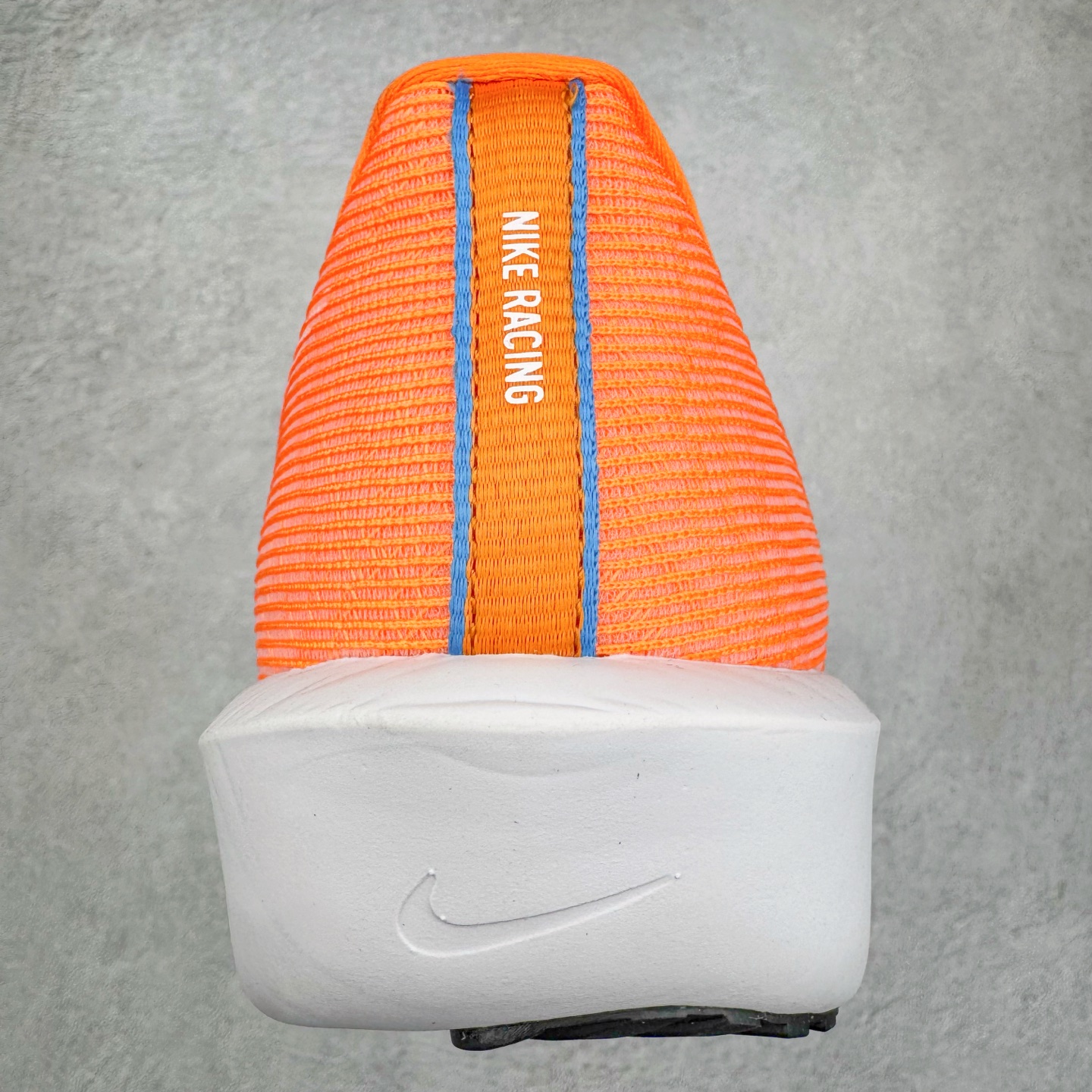 图片[8]-NK ZoomX Invincible Run Flyknit 6 轻量跑鞋 飞织低帮休闲运动慢跑鞋 厚底增高 老爹鞋 此鞋专为短跑运动员而生 是为 5 至 10 公里距离的赛事和训练打造 整体设计采用流线型的轻质工程网眼材质构成鞋面 并与其他 Running 旗舰鞋款同样搭载全脚掌 ZoomX 缓冲中底 搭配 Pebax 物料与橡胶外底 ZoomX StreakFly 首发配色以Prototype呈现 其灵感是来自开发期间的磨损测试 透过编号的标记与内侧的预期跑步距离突出研发过程 货号： FV6040-800 尺码：36 36.5 37.5 38 38.5 39 40 40.5 41 42 42.5 43 44 45-选品中心