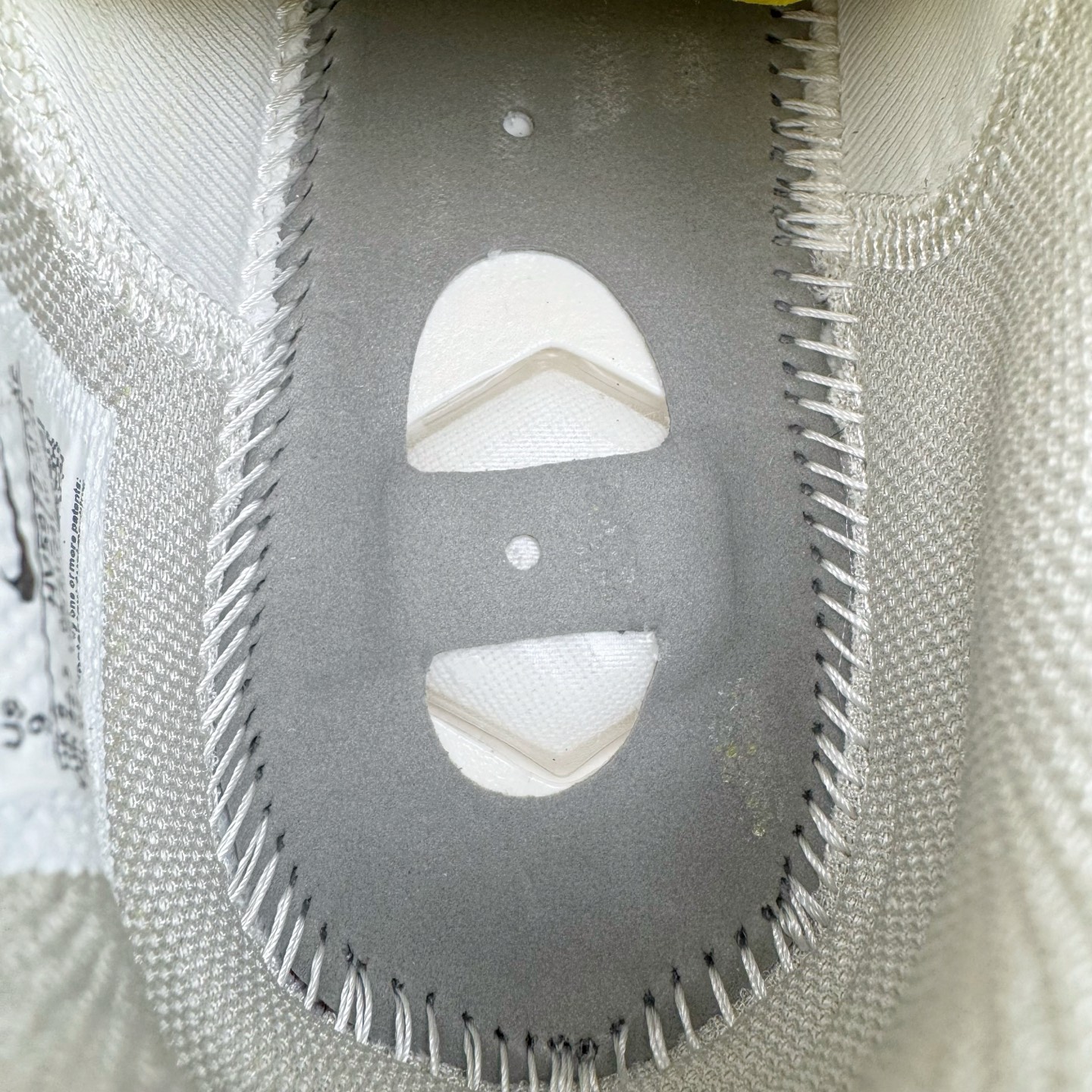 图片[22]-＃灭世/Max NK Air Zoom G.T.Cut 3 EP 实战系列篮球鞋 HV5977-102 全新GT Cut 3.0 全掌搭载了 ZoomX 泡棉 使得整双鞋在缓震表现上可谓相当优秀 拥有着顶级科技配置的同时 颜值设计也非常可观 整体鞋型仍然保留了前低后高的设计 G.T. Cut 传统的突进极速突破的感觉 鞋头麂皮材质和 NK Flywire 飞线工艺 相对来说包裹感更好了 必备的TPU 支撑片 两侧 Swoosh 的透气孔设计 起到散热透气的作用 鞋舌采用类似跑鞋的半开叉式设计 搭配鞋带既可以提升包裹感 又降低了运动中鞋舌乱跑的可能性 鞋子内里填充相当厚实 避免掉跟 尺码：39 40 40.5 41 42 42.5 43 44 44.5 45 46-选品中心