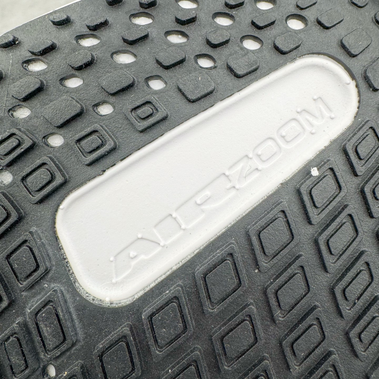 图片[19]-NK ZoomX Invincible Run Flyknit 6 轻量跑鞋 飞织低帮休闲运动慢跑鞋 厚底增高 老爹鞋 此鞋专为短跑运动员而生 是为 5 至 10 公里距离的赛事和训练打造 整体设计采用流线型的轻质工程网眼材质构成鞋面 并与其他 Running 旗舰鞋款同样搭载全脚掌 ZoomX 缓冲中底 搭配 Pebax 物料与橡胶外底 ZoomX StreakFly 首发配色以Prototype呈现 其灵感是来自开发期间的磨损测试 透过编号的标记与内侧的预期跑步距离突出研发过程 货号： FV6040-800 尺码：36 36.5 37.5 38 38.5 39 40 40.5 41 42 42.5 43 44 45-选品中心