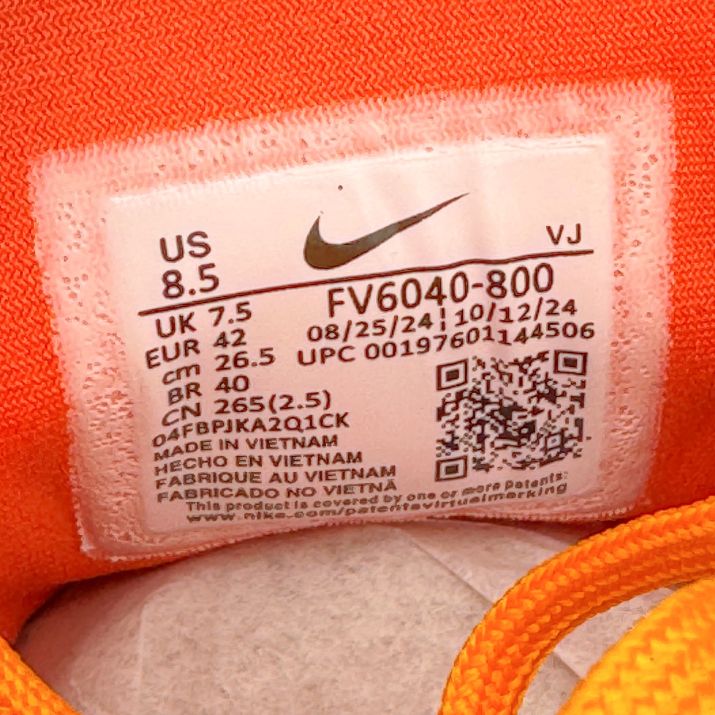 图片[11]-NK ZoomX Invincible Run Flyknit 6 轻量跑鞋 飞织低帮休闲运动慢跑鞋 厚底增高 老爹鞋 此鞋专为短跑运动员而生 是为 5 至 10 公里距离的赛事和训练打造 整体设计采用流线型的轻质工程网眼材质构成鞋面 并与其他 Running 旗舰鞋款同样搭载全脚掌 ZoomX 缓冲中底 搭配 Pebax 物料与橡胶外底 ZoomX StreakFly 首发配色以Prototype呈现 其灵感是来自开发期间的磨损测试 透过编号的标记与内侧的预期跑步距离突出研发过程 货号： FV6040-800 尺码：36 36.5 37.5 38 38.5 39 40 40.5 41 42 42.5 43 44 45-选品中心