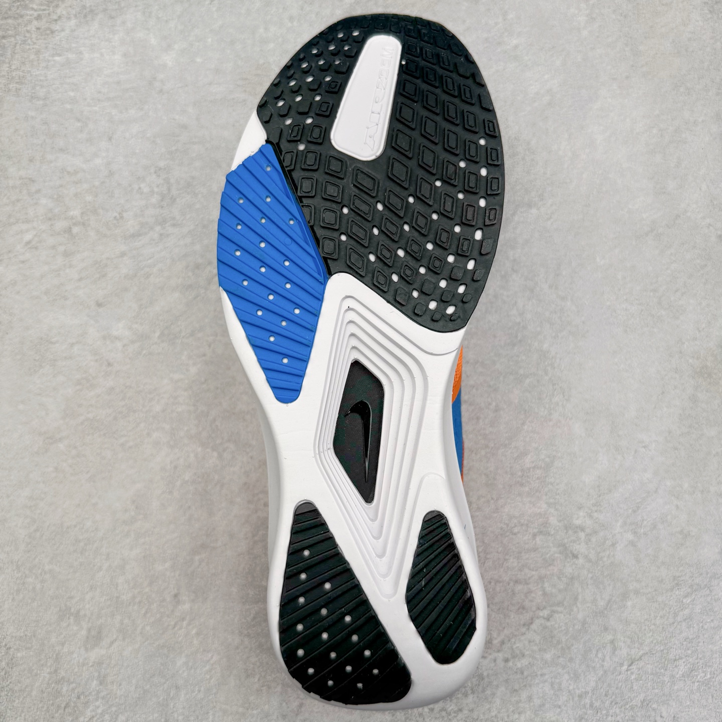 图片[9]-NK ZoomX Invincible Run Flyknit 6 轻量跑鞋 飞织低帮休闲运动慢跑鞋 厚底增高 老爹鞋 此鞋专为短跑运动员而生 是为 5 至 10 公里距离的赛事和训练打造 整体设计采用流线型的轻质工程网眼材质构成鞋面 并与其他 Running 旗舰鞋款同样搭载全脚掌 ZoomX 缓冲中底 搭配 Pebax 物料与橡胶外底 ZoomX StreakFly 首发配色以Prototype呈现 其灵感是来自开发期间的磨损测试 透过编号的标记与内侧的预期跑步距离突出研发过程 货号： FV6040-800 尺码：36 36.5 37.5 38 38.5 39 40 40.5 41 42 42.5 43 44 45-选品中心