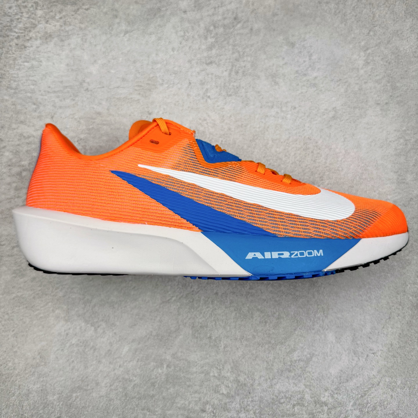 NK ZoomX Invincible Run Flyknit 6 轻量跑鞋 飞织低帮休闲运动慢跑鞋 厚底增高 老爹鞋 此鞋专为短跑运动员而生 是为 5 至 10 公里距离的赛事和训练打造 整体设计采用流线型的轻质工程网眼材质构成鞋面 并与其他 Running 旗舰鞋款同样搭载全脚掌 ZoomX 缓冲中底 搭配 Pebax 物料与橡胶外底 ZoomX StreakFly 首发配色以Prototype呈现 其灵感是来自开发期间的磨损测试 透过编号的标记与内侧的预期跑步距离突出研发过程 货号： FV6040-800 尺码：36 36.5 37.5 38 38.5 39 40 40.5 41 42 42.5 43 44 45-选品中心