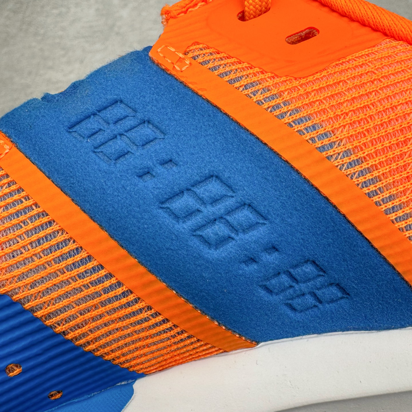 图片[12]-NK ZoomX Invincible Run Flyknit 6 轻量跑鞋 飞织低帮休闲运动慢跑鞋 厚底增高 老爹鞋 此鞋专为短跑运动员而生 是为 5 至 10 公里距离的赛事和训练打造 整体设计采用流线型的轻质工程网眼材质构成鞋面 并与其他 Running 旗舰鞋款同样搭载全脚掌 ZoomX 缓冲中底 搭配 Pebax 物料与橡胶外底 ZoomX StreakFly 首发配色以Prototype呈现 其灵感是来自开发期间的磨损测试 透过编号的标记与内侧的预期跑步距离突出研发过程 货号： FV6040-800 尺码：36 36.5 37.5 38 38.5 39 40 40.5 41 42 42.5 43 44 45-选品中心