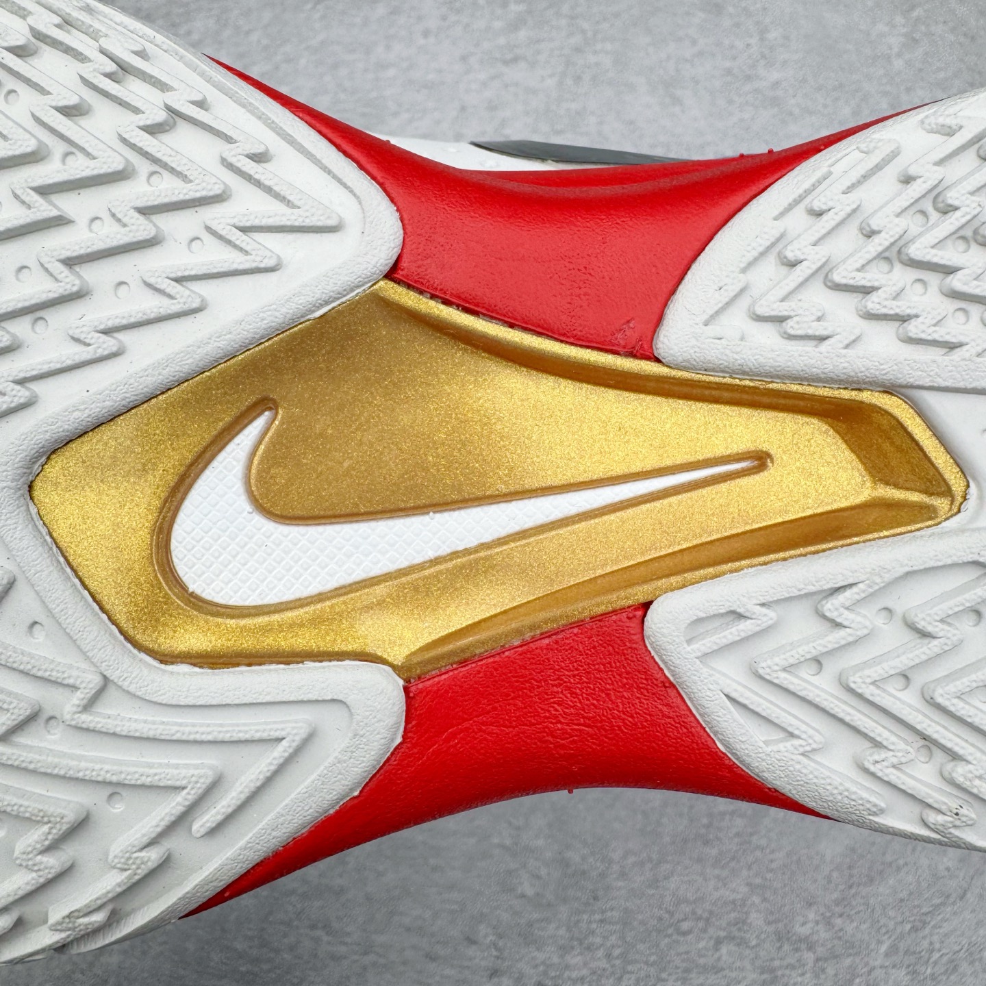 图片[19]-＃灭世/Max NK Air Zoom G.T.Cut 3 EP 实战系列篮球鞋 HV5977-102 全新GT Cut 3.0 全掌搭载了 ZoomX 泡棉 使得整双鞋在缓震表现上可谓相当优秀 拥有着顶级科技配置的同时 颜值设计也非常可观 整体鞋型仍然保留了前低后高的设计 G.T. Cut 传统的突进极速突破的感觉 鞋头麂皮材质和 NK Flywire 飞线工艺 相对来说包裹感更好了 必备的TPU 支撑片 两侧 Swoosh 的透气孔设计 起到散热透气的作用 鞋舌采用类似跑鞋的半开叉式设计 搭配鞋带既可以提升包裹感 又降低了运动中鞋舌乱跑的可能性 鞋子内里填充相当厚实 避免掉跟 尺码：39 40 40.5 41 42 42.5 43 44 44.5 45 46-选品中心