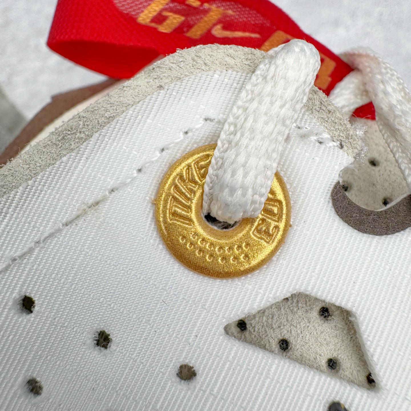 图片[15]-＃灭世/Max NK Air Zoom G.T.Cut 3 EP 实战系列篮球鞋 HV5977-102 全新GT Cut 3.0 全掌搭载了 ZoomX 泡棉 使得整双鞋在缓震表现上可谓相当优秀 拥有着顶级科技配置的同时 颜值设计也非常可观 整体鞋型仍然保留了前低后高的设计 G.T. Cut 传统的突进极速突破的感觉 鞋头麂皮材质和 NK Flywire 飞线工艺 相对来说包裹感更好了 必备的TPU 支撑片 两侧 Swoosh 的透气孔设计 起到散热透气的作用 鞋舌采用类似跑鞋的半开叉式设计 搭配鞋带既可以提升包裹感 又降低了运动中鞋舌乱跑的可能性 鞋子内里填充相当厚实 避免掉跟 尺码：39 40 40.5 41 42 42.5 43 44 44.5 45 46-选品中心