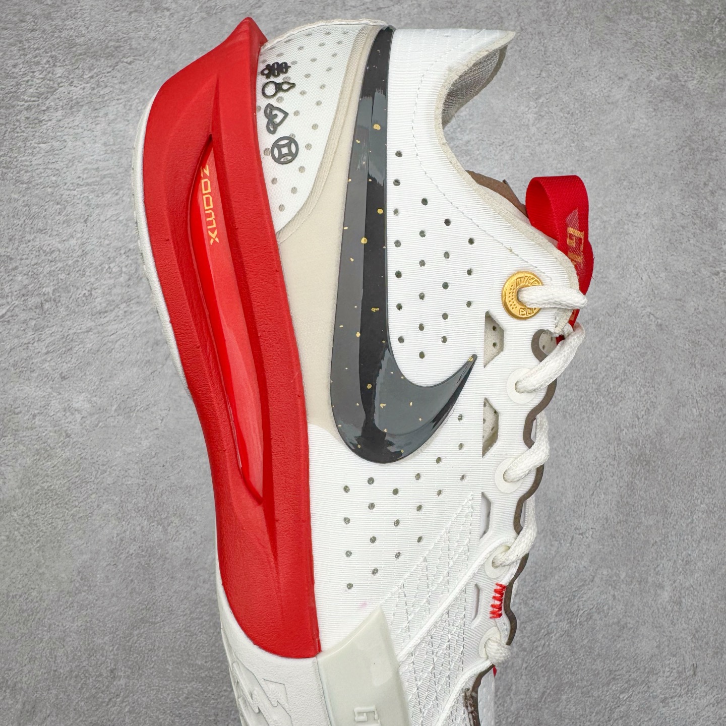 图片[6]-＃灭世/Max NK Air Zoom G.T.Cut 3 EP 实战系列篮球鞋 HV5977-102 全新GT Cut 3.0 全掌搭载了 ZoomX 泡棉 使得整双鞋在缓震表现上可谓相当优秀 拥有着顶级科技配置的同时 颜值设计也非常可观 整体鞋型仍然保留了前低后高的设计 G.T. Cut 传统的突进极速突破的感觉 鞋头麂皮材质和 NK Flywire 飞线工艺 相对来说包裹感更好了 必备的TPU 支撑片 两侧 Swoosh 的透气孔设计 起到散热透气的作用 鞋舌采用类似跑鞋的半开叉式设计 搭配鞋带既可以提升包裹感 又降低了运动中鞋舌乱跑的可能性 鞋子内里填充相当厚实 避免掉跟 尺码：39 40 40.5 41 42 42.5 43 44 44.5 45 46-选品中心