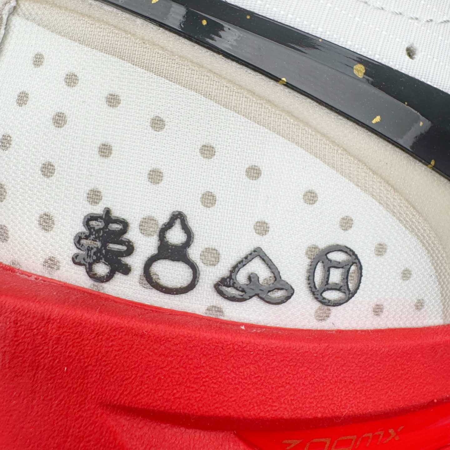 图片[13]-＃灭世/Max NK Air Zoom G.T.Cut 3 EP 实战系列篮球鞋 HV5977-102 全新GT Cut 3.0 全掌搭载了 ZoomX 泡棉 使得整双鞋在缓震表现上可谓相当优秀 拥有着顶级科技配置的同时 颜值设计也非常可观 整体鞋型仍然保留了前低后高的设计 G.T. Cut 传统的突进极速突破的感觉 鞋头麂皮材质和 NK Flywire 飞线工艺 相对来说包裹感更好了 必备的TPU 支撑片 两侧 Swoosh 的透气孔设计 起到散热透气的作用 鞋舌采用类似跑鞋的半开叉式设计 搭配鞋带既可以提升包裹感 又降低了运动中鞋舌乱跑的可能性 鞋子内里填充相当厚实 避免掉跟 尺码：39 40 40.5 41 42 42.5 43 44 44.5 45 46-选品中心