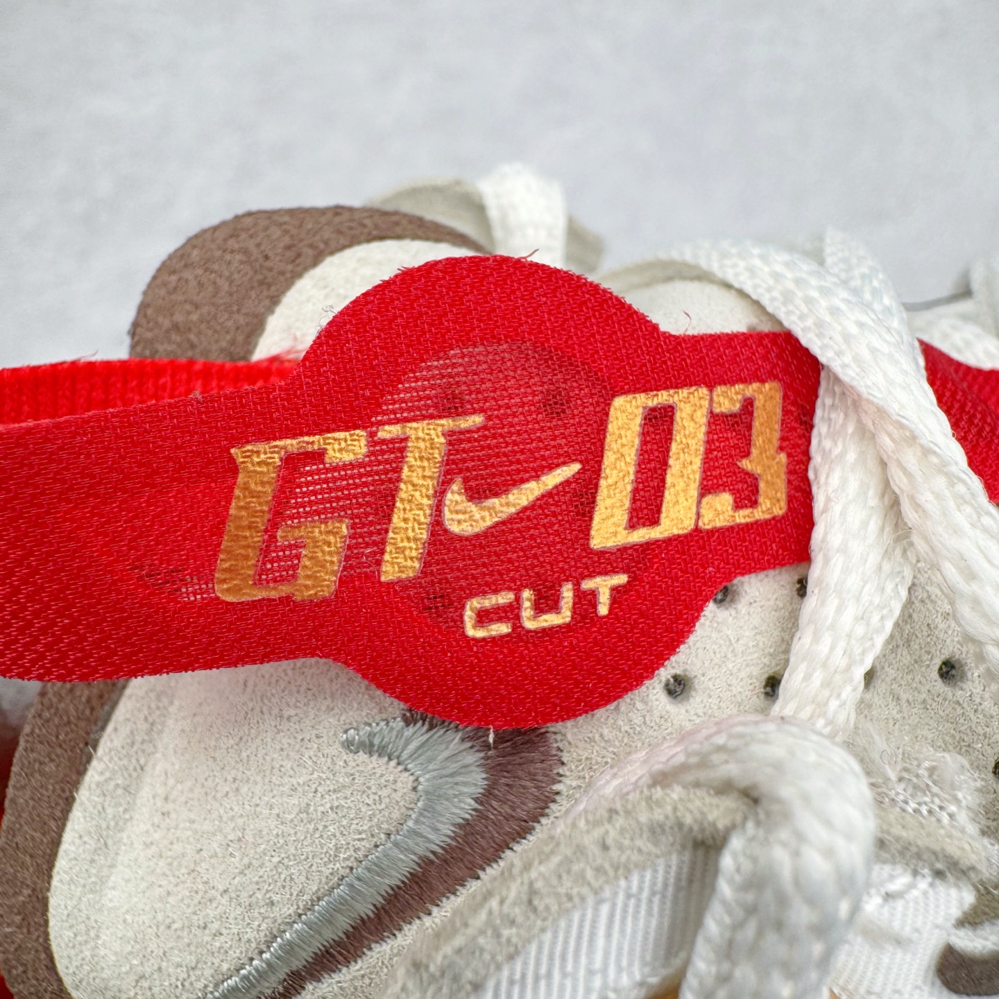 图片[11]-＃灭世/Max NK Air Zoom G.T.Cut 3 EP 实战系列篮球鞋 HV5977-102 全新GT Cut 3.0 全掌搭载了 ZoomX 泡棉 使得整双鞋在缓震表现上可谓相当优秀 拥有着顶级科技配置的同时 颜值设计也非常可观 整体鞋型仍然保留了前低后高的设计 G.T. Cut 传统的突进极速突破的感觉 鞋头麂皮材质和 NK Flywire 飞线工艺 相对来说包裹感更好了 必备的TPU 支撑片 两侧 Swoosh 的透气孔设计 起到散热透气的作用 鞋舌采用类似跑鞋的半开叉式设计 搭配鞋带既可以提升包裹感 又降低了运动中鞋舌乱跑的可能性 鞋子内里填充相当厚实 避免掉跟 尺码：39 40 40.5 41 42 42.5 43 44 44.5 45 46-选品中心