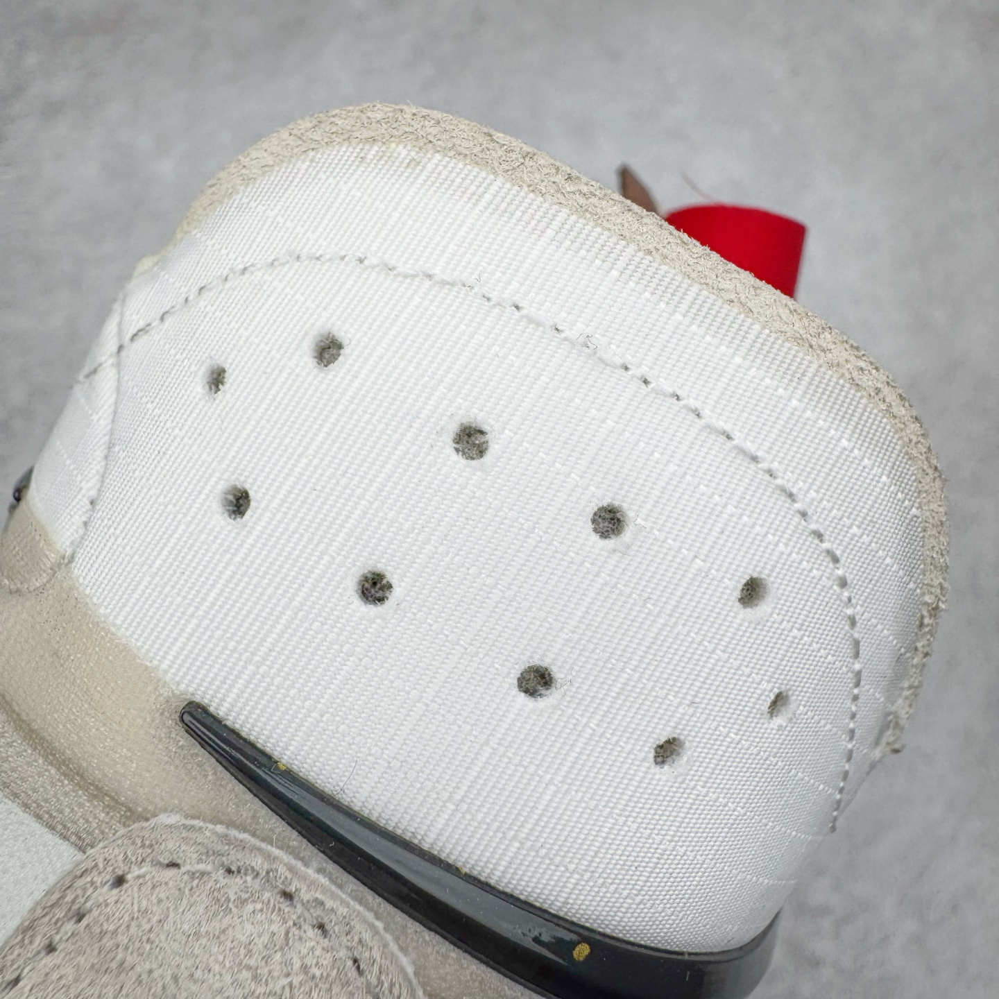 图片[12]-＃灭世/Max NK Air Zoom G.T.Cut 3 EP 实战系列篮球鞋 HV5977-102 全新GT Cut 3.0 全掌搭载了 ZoomX 泡棉 使得整双鞋在缓震表现上可谓相当优秀 拥有着顶级科技配置的同时 颜值设计也非常可观 整体鞋型仍然保留了前低后高的设计 G.T. Cut 传统的突进极速突破的感觉 鞋头麂皮材质和 NK Flywire 飞线工艺 相对来说包裹感更好了 必备的TPU 支撑片 两侧 Swoosh 的透气孔设计 起到散热透气的作用 鞋舌采用类似跑鞋的半开叉式设计 搭配鞋带既可以提升包裹感 又降低了运动中鞋舌乱跑的可能性 鞋子内里填充相当厚实 避免掉跟 尺码：39 40 40.5 41 42 42.5 43 44 44.5 45 46-选品中心