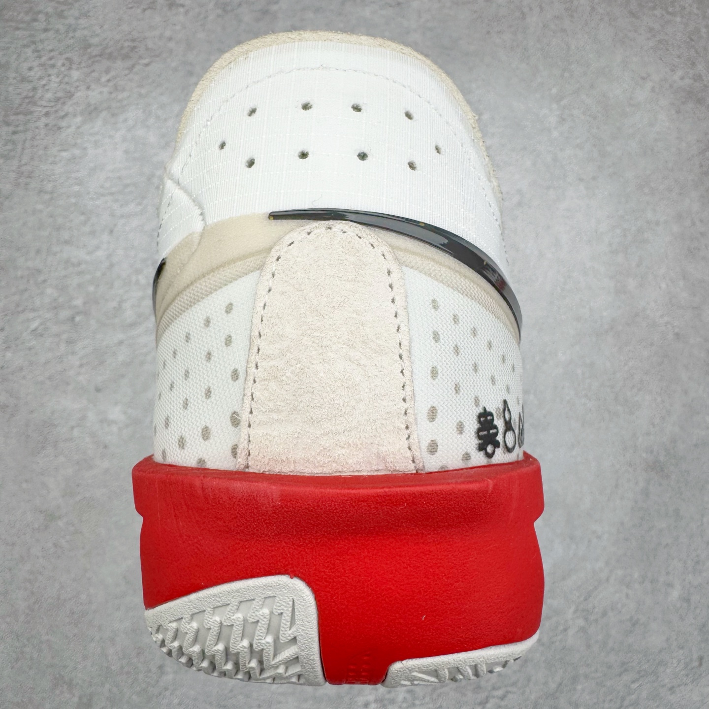 图片[8]-＃灭世/Max NK Air Zoom G.T.Cut 3 EP 实战系列篮球鞋 HV5977-102 全新GT Cut 3.0 全掌搭载了 ZoomX 泡棉 使得整双鞋在缓震表现上可谓相当优秀 拥有着顶级科技配置的同时 颜值设计也非常可观 整体鞋型仍然保留了前低后高的设计 G.T. Cut 传统的突进极速突破的感觉 鞋头麂皮材质和 NK Flywire 飞线工艺 相对来说包裹感更好了 必备的TPU 支撑片 两侧 Swoosh 的透气孔设计 起到散热透气的作用 鞋舌采用类似跑鞋的半开叉式设计 搭配鞋带既可以提升包裹感 又降低了运动中鞋舌乱跑的可能性 鞋子内里填充相当厚实 避免掉跟 尺码：39 40 40.5 41 42 42.5 43 44 44.5 45 46-选品中心