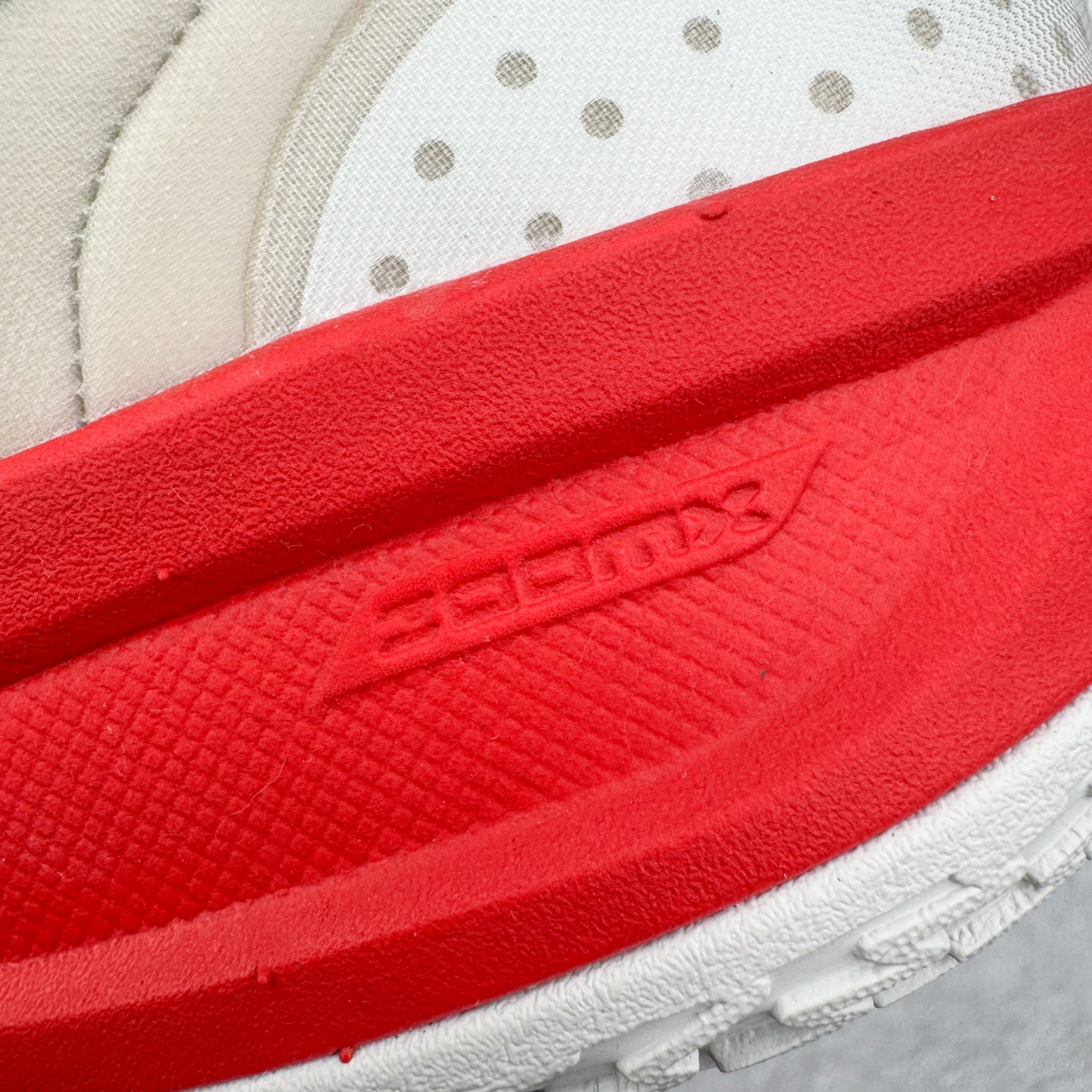 图片[18]-＃灭世/Max NK Air Zoom G.T.Cut 3 EP 实战系列篮球鞋 HV5977-102 全新GT Cut 3.0 全掌搭载了 ZoomX 泡棉 使得整双鞋在缓震表现上可谓相当优秀 拥有着顶级科技配置的同时 颜值设计也非常可观 整体鞋型仍然保留了前低后高的设计 G.T. Cut 传统的突进极速突破的感觉 鞋头麂皮材质和 NK Flywire 飞线工艺 相对来说包裹感更好了 必备的TPU 支撑片 两侧 Swoosh 的透气孔设计 起到散热透气的作用 鞋舌采用类似跑鞋的半开叉式设计 搭配鞋带既可以提升包裹感 又降低了运动中鞋舌乱跑的可能性 鞋子内里填充相当厚实 避免掉跟 尺码：39 40 40.5 41 42 42.5 43 44 44.5 45 46-选品中心