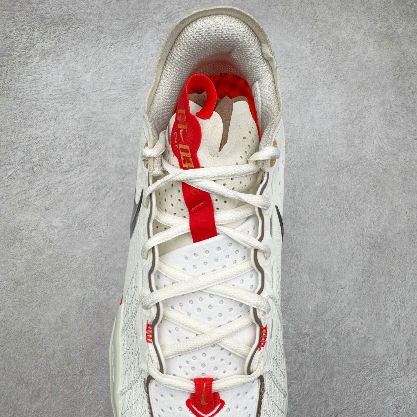 图片[5]-＃灭世/Max NK Air Zoom G.T.Cut 3 EP 实战系列篮球鞋 HV5977-102 全新GT Cut 3.0 全掌搭载了 ZoomX 泡棉 使得整双鞋在缓震表现上可谓相当优秀 拥有着顶级科技配置的同时 颜值设计也非常可观 整体鞋型仍然保留了前低后高的设计 G.T. Cut 传统的突进极速突破的感觉 鞋头麂皮材质和 NK Flywire 飞线工艺 相对来说包裹感更好了 必备的TPU 支撑片 两侧 Swoosh 的透气孔设计 起到散热透气的作用 鞋舌采用类似跑鞋的半开叉式设计 搭配鞋带既可以提升包裹感 又降低了运动中鞋舌乱跑的可能性 鞋子内里填充相当厚实 避免掉跟 尺码：39 40 40.5 41 42 42.5 43 44 44.5 45 46-选品中心