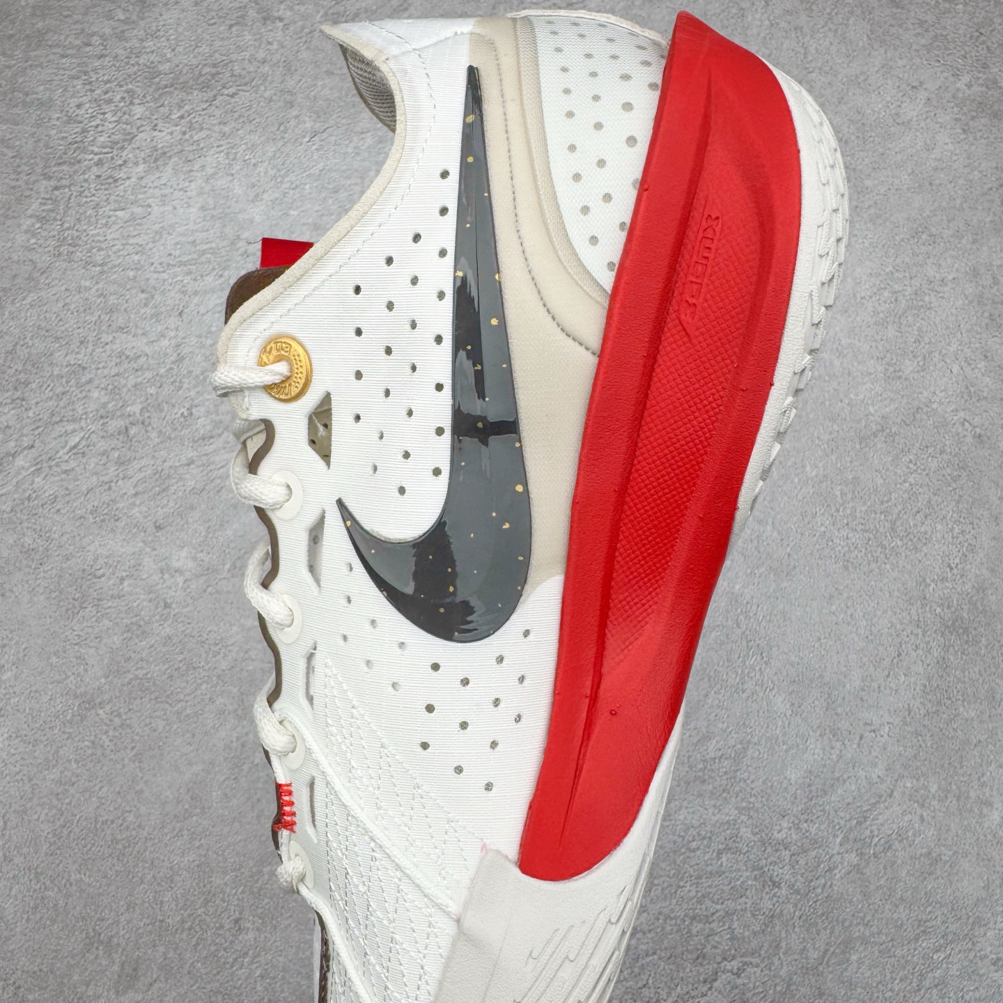 图片[7]-＃灭世/Max NK Air Zoom G.T.Cut 3 EP 实战系列篮球鞋 HV5977-102 全新GT Cut 3.0 全掌搭载了 ZoomX 泡棉 使得整双鞋在缓震表现上可谓相当优秀 拥有着顶级科技配置的同时 颜值设计也非常可观 整体鞋型仍然保留了前低后高的设计 G.T. Cut 传统的突进极速突破的感觉 鞋头麂皮材质和 NK Flywire 飞线工艺 相对来说包裹感更好了 必备的TPU 支撑片 两侧 Swoosh 的透气孔设计 起到散热透气的作用 鞋舌采用类似跑鞋的半开叉式设计 搭配鞋带既可以提升包裹感 又降低了运动中鞋舌乱跑的可能性 鞋子内里填充相当厚实 避免掉跟 尺码：39 40 40.5 41 42 42.5 43 44 44.5 45 46-选品中心