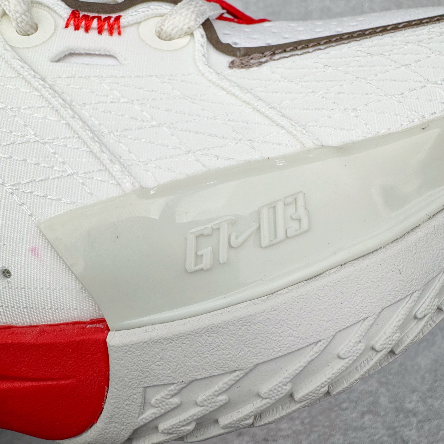 图片[16]-＃灭世/Max NK Air Zoom G.T.Cut 3 EP 实战系列篮球鞋 HV5977-102 全新GT Cut 3.0 全掌搭载了 ZoomX 泡棉 使得整双鞋在缓震表现上可谓相当优秀 拥有着顶级科技配置的同时 颜值设计也非常可观 整体鞋型仍然保留了前低后高的设计 G.T. Cut 传统的突进极速突破的感觉 鞋头麂皮材质和 NK Flywire 飞线工艺 相对来说包裹感更好了 必备的TPU 支撑片 两侧 Swoosh 的透气孔设计 起到散热透气的作用 鞋舌采用类似跑鞋的半开叉式设计 搭配鞋带既可以提升包裹感 又降低了运动中鞋舌乱跑的可能性 鞋子内里填充相当厚实 避免掉跟 尺码：39 40 40.5 41 42 42.5 43 44 44.5 45 46-选品中心