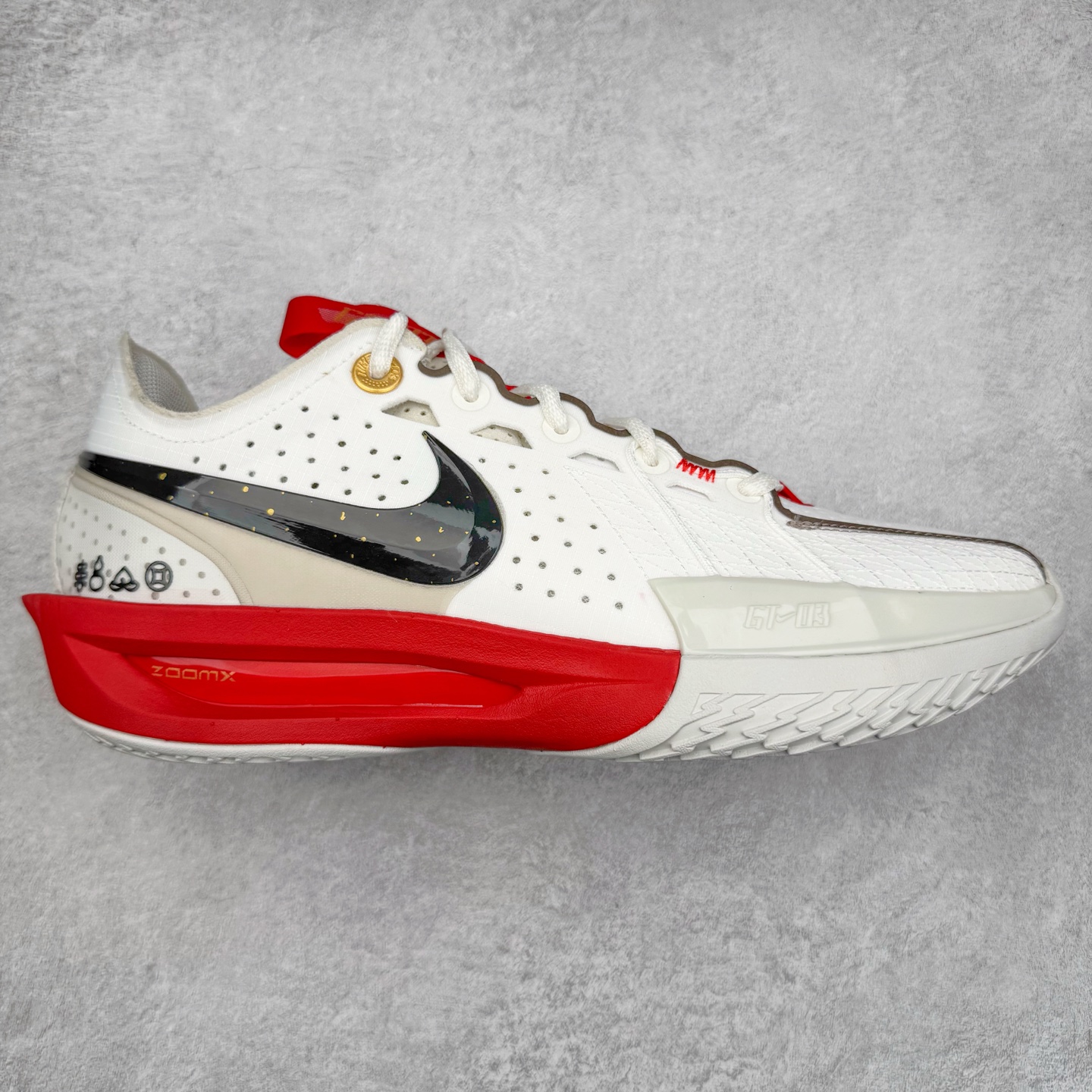 ＃灭世/Max NK Air Zoom G.T.Cut 3 EP 实战系列篮球鞋 HV5977-102 全新GT Cut 3.0 全掌搭载了 ZoomX 泡棉 使得整双鞋在缓震表现上可谓相当优秀 拥有着顶级科技配置的同时 颜值设计也非常可观 整体鞋型仍然保留了前低后高的设计 G.T. Cut 传统的突进极速突破的感觉 鞋头麂皮材质和 NK Flywire 飞线工艺 相对来说包裹感更好了 必备的TPU 支撑片 两侧 Swoosh 的透气孔设计 起到散热透气的作用 鞋舌采用类似跑鞋的半开叉式设计 搭配鞋带既可以提升包裹感 又降低了运动中鞋舌乱跑的可能性 鞋子内里填充相当厚实 避免掉跟 尺码：39 40 40.5 41 42 42.5 43 44 44.5 45 46-选品中心