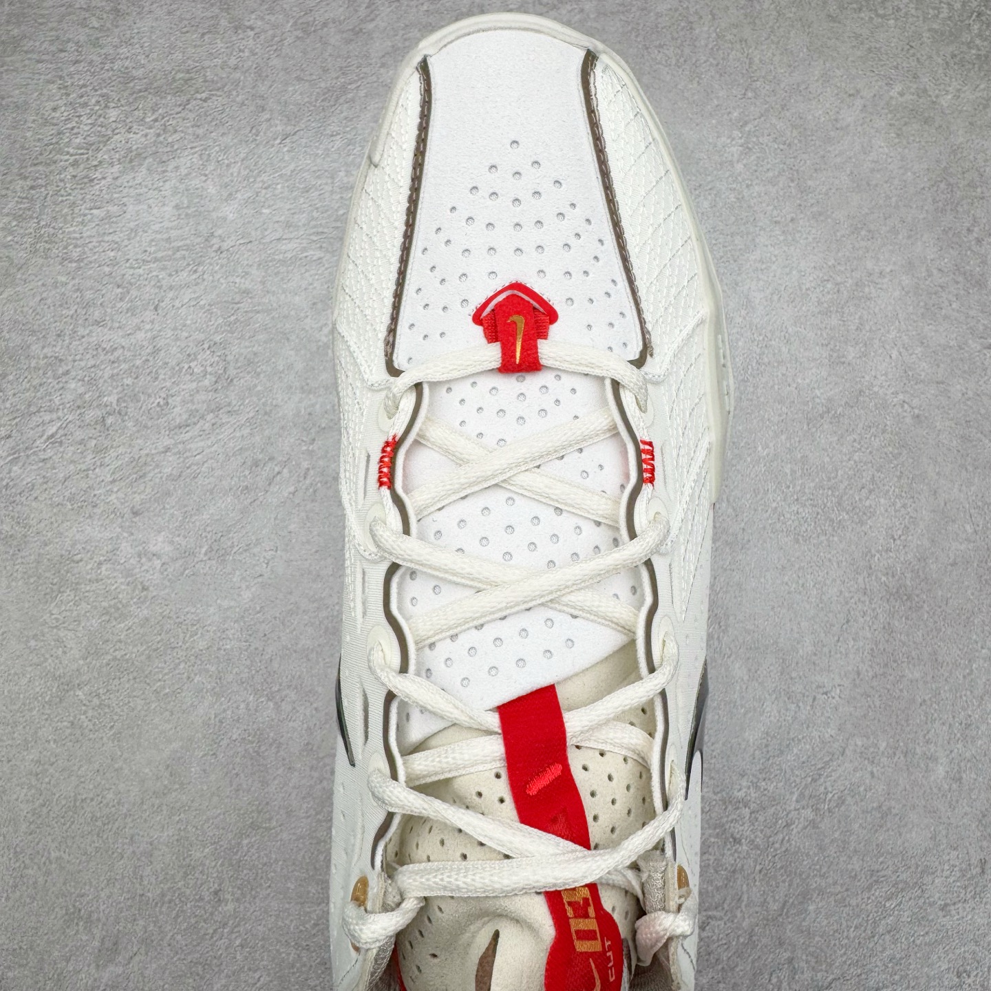 图片[4]-＃灭世/Max NK Air Zoom G.T.Cut 3 EP 实战系列篮球鞋 HV5977-102 全新GT Cut 3.0 全掌搭载了 ZoomX 泡棉 使得整双鞋在缓震表现上可谓相当优秀 拥有着顶级科技配置的同时 颜值设计也非常可观 整体鞋型仍然保留了前低后高的设计 G.T. Cut 传统的突进极速突破的感觉 鞋头麂皮材质和 NK Flywire 飞线工艺 相对来说包裹感更好了 必备的TPU 支撑片 两侧 Swoosh 的透气孔设计 起到散热透气的作用 鞋舌采用类似跑鞋的半开叉式设计 搭配鞋带既可以提升包裹感 又降低了运动中鞋舌乱跑的可能性 鞋子内里填充相当厚实 避免掉跟 尺码：39 40 40.5 41 42 42.5 43 44 44.5 45 46-选品中心