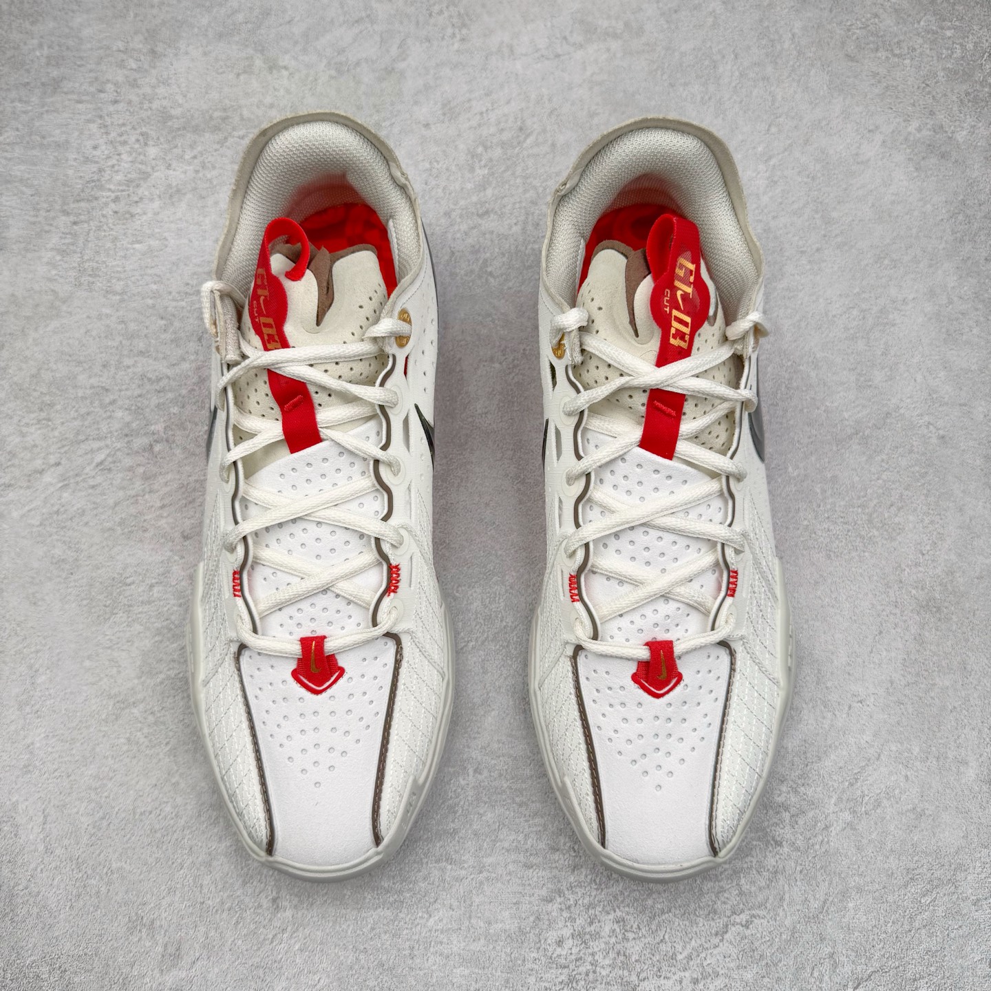 图片[2]-＃灭世/Max NK Air Zoom G.T.Cut 3 EP 实战系列篮球鞋 HV5977-102 全新GT Cut 3.0 全掌搭载了 ZoomX 泡棉 使得整双鞋在缓震表现上可谓相当优秀 拥有着顶级科技配置的同时 颜值设计也非常可观 整体鞋型仍然保留了前低后高的设计 G.T. Cut 传统的突进极速突破的感觉 鞋头麂皮材质和 NK Flywire 飞线工艺 相对来说包裹感更好了 必备的TPU 支撑片 两侧 Swoosh 的透气孔设计 起到散热透气的作用 鞋舌采用类似跑鞋的半开叉式设计 搭配鞋带既可以提升包裹感 又降低了运动中鞋舌乱跑的可能性 鞋子内里填充相当厚实 避免掉跟 尺码：39 40 40.5 41 42 42.5 43 44 44.5 45 46-选品中心