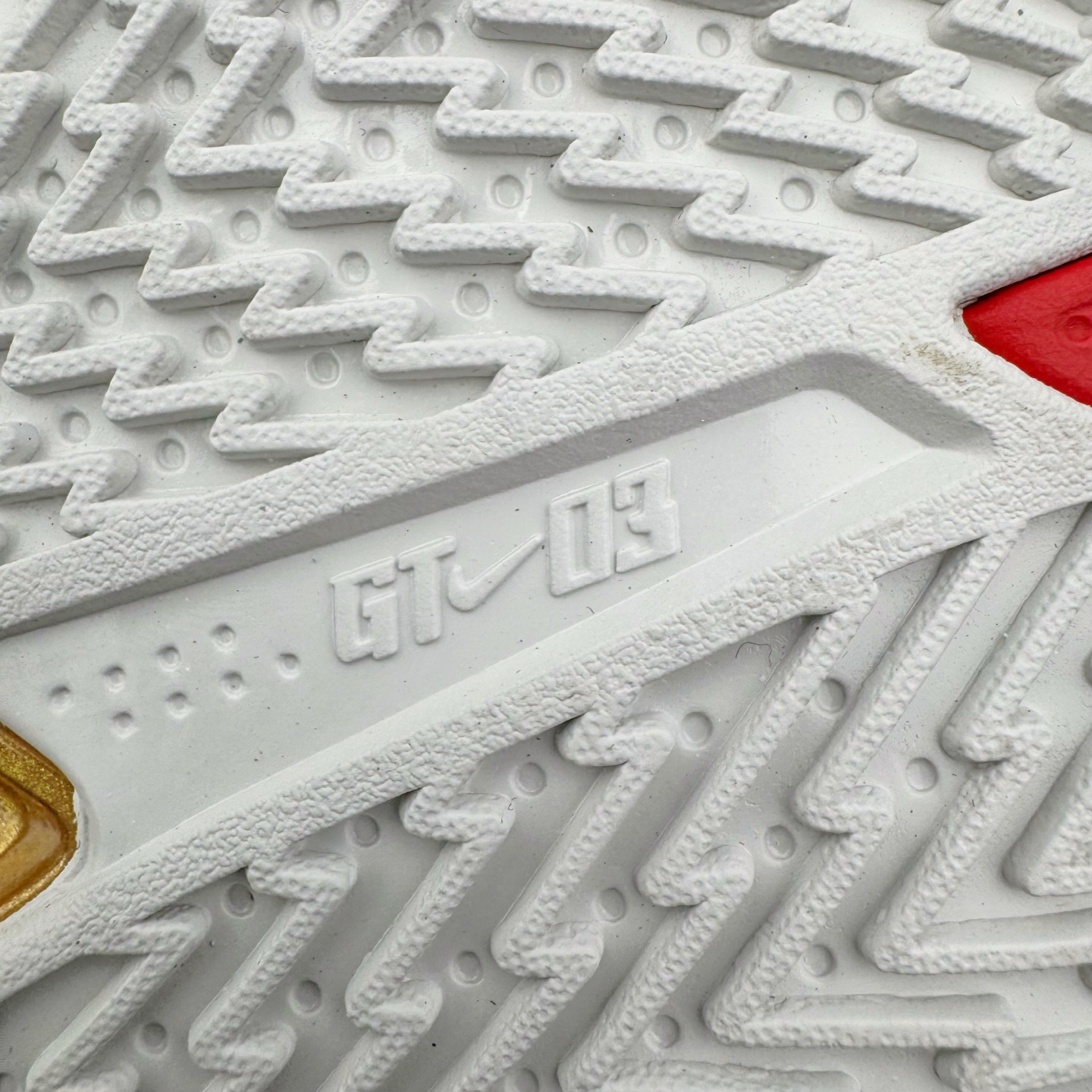 图片[20]-＃灭世/Max NK Air Zoom G.T.Cut 3 EP 实战系列篮球鞋 HV5977-102 全新GT Cut 3.0 全掌搭载了 ZoomX 泡棉 使得整双鞋在缓震表现上可谓相当优秀 拥有着顶级科技配置的同时 颜值设计也非常可观 整体鞋型仍然保留了前低后高的设计 G.T. Cut 传统的突进极速突破的感觉 鞋头麂皮材质和 NK Flywire 飞线工艺 相对来说包裹感更好了 必备的TPU 支撑片 两侧 Swoosh 的透气孔设计 起到散热透气的作用 鞋舌采用类似跑鞋的半开叉式设计 搭配鞋带既可以提升包裹感 又降低了运动中鞋舌乱跑的可能性 鞋子内里填充相当厚实 避免掉跟 尺码：39 40 40.5 41 42 42.5 43 44 44.5 45 46-选品中心