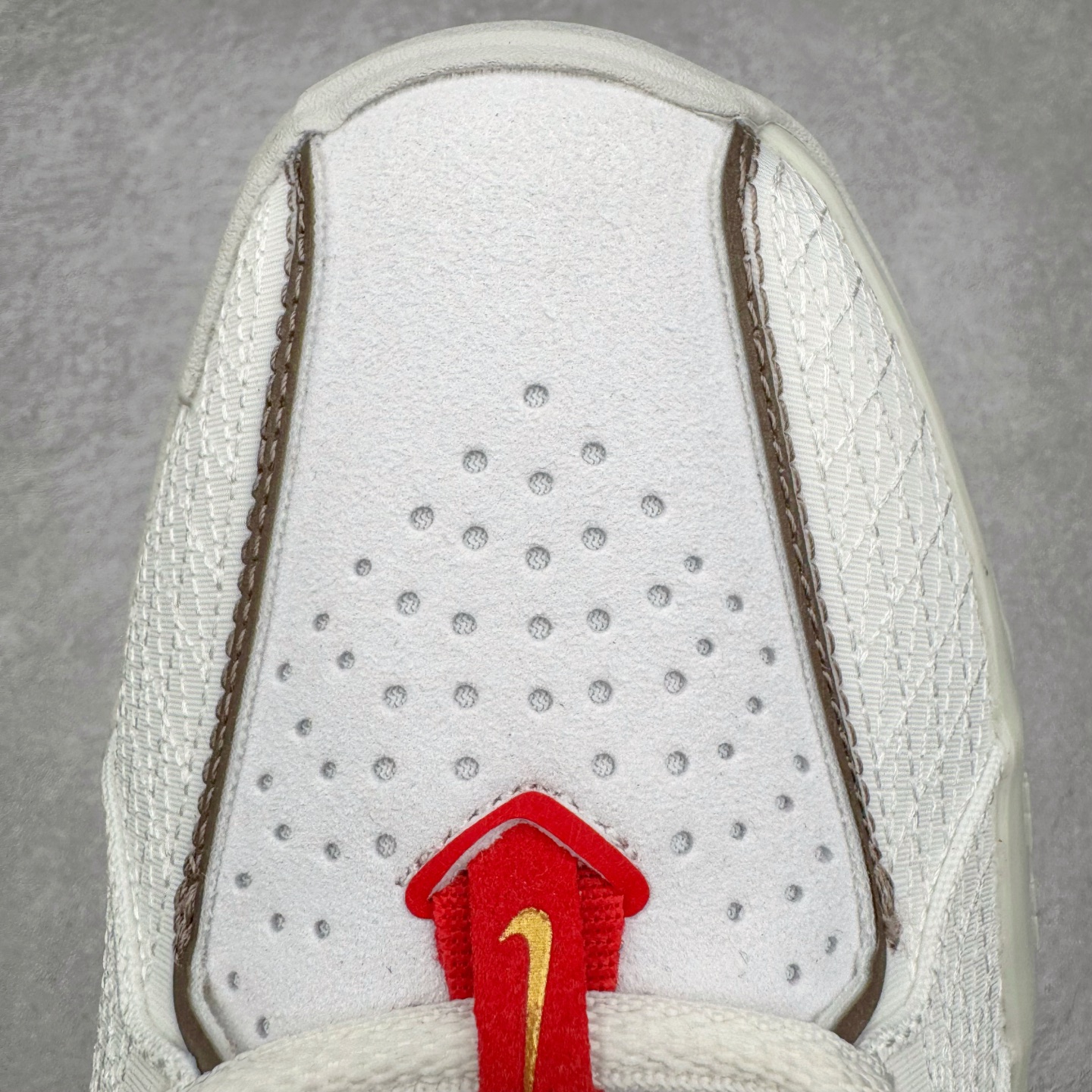 图片[17]-＃灭世/Max NK Air Zoom G.T.Cut 3 EP 实战系列篮球鞋 HV5977-102 全新GT Cut 3.0 全掌搭载了 ZoomX 泡棉 使得整双鞋在缓震表现上可谓相当优秀 拥有着顶级科技配置的同时 颜值设计也非常可观 整体鞋型仍然保留了前低后高的设计 G.T. Cut 传统的突进极速突破的感觉 鞋头麂皮材质和 NK Flywire 飞线工艺 相对来说包裹感更好了 必备的TPU 支撑片 两侧 Swoosh 的透气孔设计 起到散热透气的作用 鞋舌采用类似跑鞋的半开叉式设计 搭配鞋带既可以提升包裹感 又降低了运动中鞋舌乱跑的可能性 鞋子内里填充相当厚实 避免掉跟 尺码：39 40 40.5 41 42 42.5 43 44 44.5 45 46-选品中心