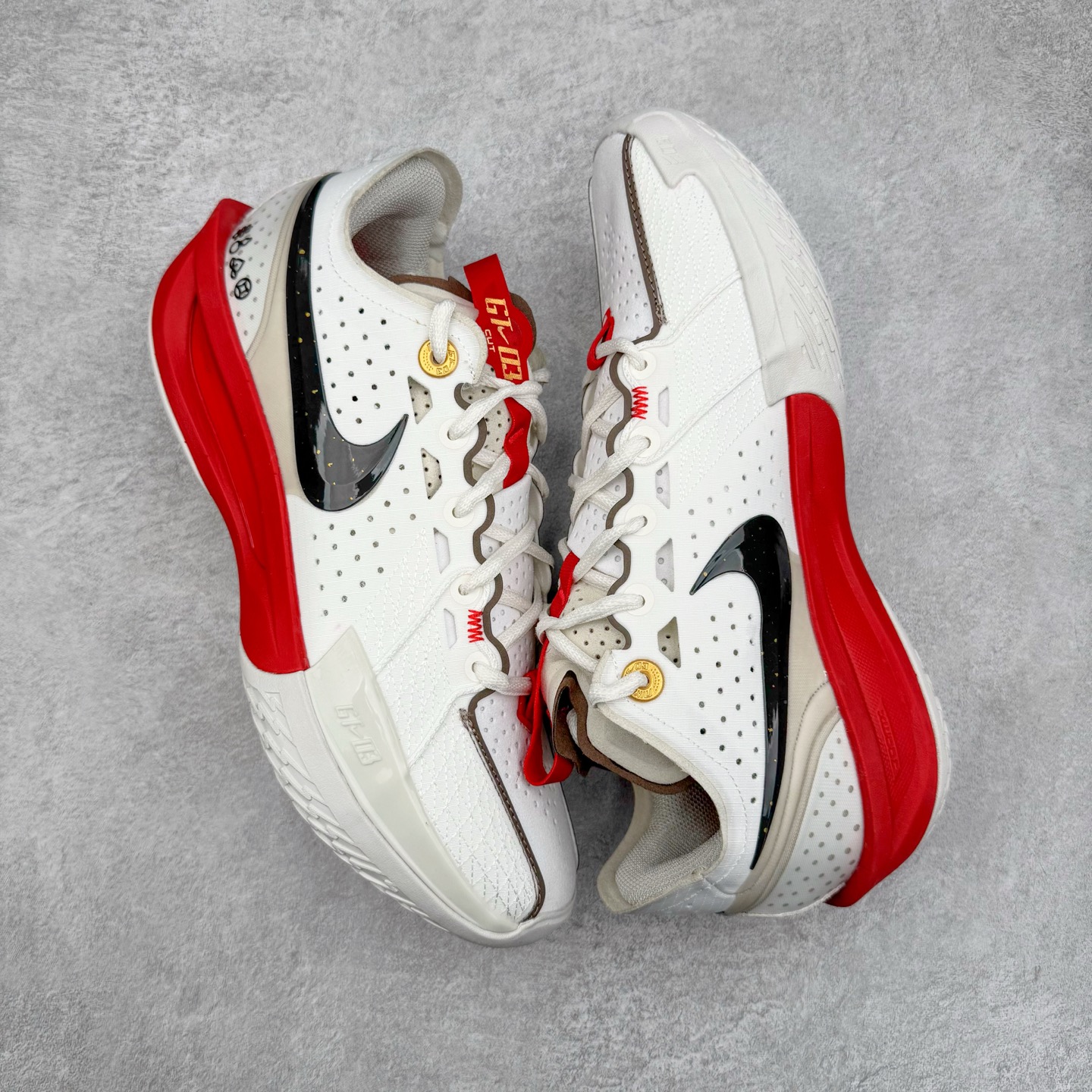 图片[3]-＃灭世/Max NK Air Zoom G.T.Cut 3 EP 实战系列篮球鞋 HV5977-102 全新GT Cut 3.0 全掌搭载了 ZoomX 泡棉 使得整双鞋在缓震表现上可谓相当优秀 拥有着顶级科技配置的同时 颜值设计也非常可观 整体鞋型仍然保留了前低后高的设计 G.T. Cut 传统的突进极速突破的感觉 鞋头麂皮材质和 NK Flywire 飞线工艺 相对来说包裹感更好了 必备的TPU 支撑片 两侧 Swoosh 的透气孔设计 起到散热透气的作用 鞋舌采用类似跑鞋的半开叉式设计 搭配鞋带既可以提升包裹感 又降低了运动中鞋舌乱跑的可能性 鞋子内里填充相当厚实 避免掉跟 尺码：39 40 40.5 41 42 42.5 43 44 44.5 45 46-选品中心