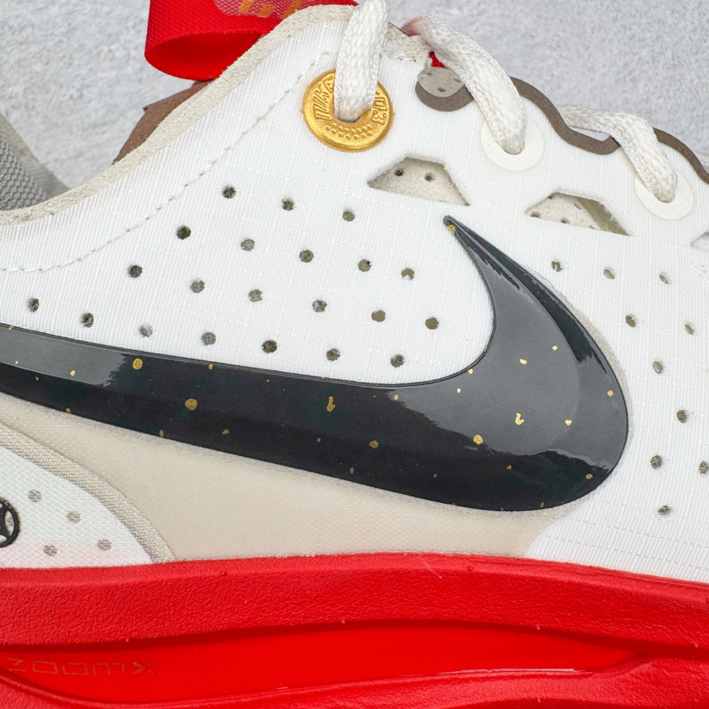 图片[14]-＃灭世/Max NK Air Zoom G.T.Cut 3 EP 实战系列篮球鞋 HV5977-102 全新GT Cut 3.0 全掌搭载了 ZoomX 泡棉 使得整双鞋在缓震表现上可谓相当优秀 拥有着顶级科技配置的同时 颜值设计也非常可观 整体鞋型仍然保留了前低后高的设计 G.T. Cut 传统的突进极速突破的感觉 鞋头麂皮材质和 NK Flywire 飞线工艺 相对来说包裹感更好了 必备的TPU 支撑片 两侧 Swoosh 的透气孔设计 起到散热透气的作用 鞋舌采用类似跑鞋的半开叉式设计 搭配鞋带既可以提升包裹感 又降低了运动中鞋舌乱跑的可能性 鞋子内里填充相当厚实 避免掉跟 尺码：39 40 40.5 41 42 42.5 43 44 44.5 45 46-选品中心