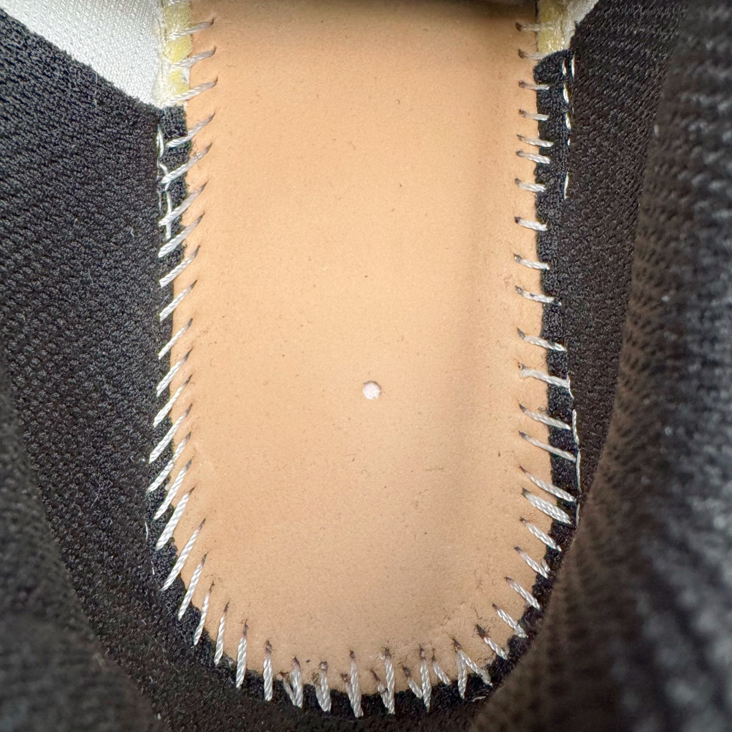 图片[10]-＃KX Off-White 2024年OW最新款跑鞋 #百分百原盒正确版 原楦原纸板数据开发 4层分离大底#鞋面采用3d立体打印和多种材料拼接而成#防滑耐磨透气性轻便跑鞋 作为曾经爆火 并且定位奢潮领域的标志性品牌 Off-White 仍需要不断更新符合当下潮流时尚的复古运动鞋款，以期收获基本盘消费者的关注 此次更新的 Off-White 新款运动鞋将经典复古老爹鞋细节设计更加夸张化 并将标志性箭头设计置于显著位置 除此之外 整个系列的色彩搭配也可谓纷繁多样 总有一款适合你 Off-White最新运动鞋款估计将在未来几个月登陆品牌专柜 喜欢的朋友切莫错过 尺码：36 37 38 39 40 41 42 43 44 45 46 47-选品中心