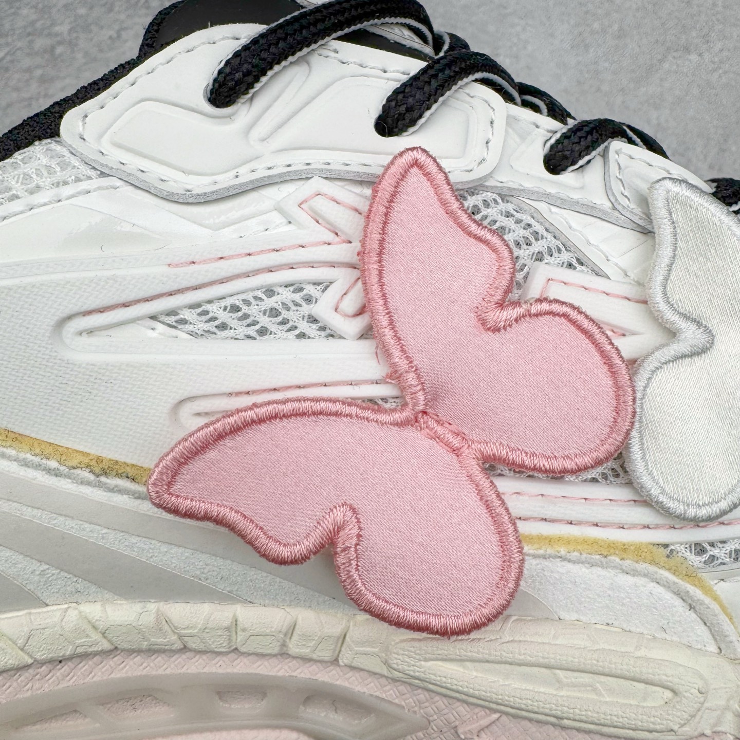 图片[15]-＃KX Off-White 2024年OW最新款跑鞋 #百分百原盒正确版 原楦原纸板数据开发 4层分离大底#鞋面采用3d立体打印和多种材料拼接而成#防滑耐磨透气性轻便跑鞋 作为曾经爆火 并且定位奢潮领域的标志性品牌 Off-White 仍需要不断更新符合当下潮流时尚的复古运动鞋款，以期收获基本盘消费者的关注 此次更新的 Off-White 新款运动鞋将经典复古老爹鞋细节设计更加夸张化 并将标志性箭头设计置于显著位置 除此之外 整个系列的色彩搭配也可谓纷繁多样 总有一款适合你 Off-White最新运动鞋款估计将在未来几个月登陆品牌专柜 喜欢的朋友切莫错过 尺码：36 37 38 39 40 41 42 43 44 45 46 47-选品中心