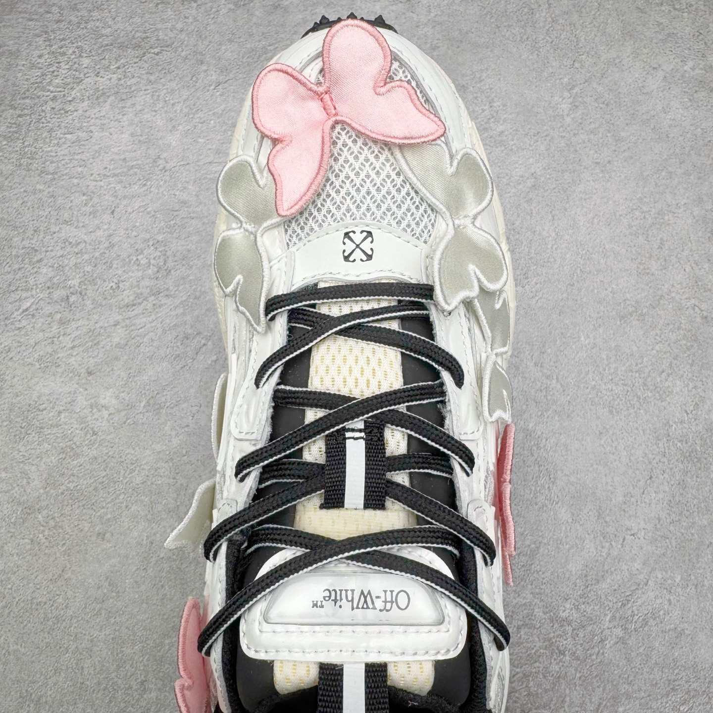 图片[4]-＃KX Off-White 2024年OW最新款跑鞋 #百分百原盒正确版 原楦原纸板数据开发 4层分离大底#鞋面采用3d立体打印和多种材料拼接而成#防滑耐磨透气性轻便跑鞋 作为曾经爆火 并且定位奢潮领域的标志性品牌 Off-White 仍需要不断更新符合当下潮流时尚的复古运动鞋款，以期收获基本盘消费者的关注 此次更新的 Off-White 新款运动鞋将经典复古老爹鞋细节设计更加夸张化 并将标志性箭头设计置于显著位置 除此之外 整个系列的色彩搭配也可谓纷繁多样 总有一款适合你 Off-White最新运动鞋款估计将在未来几个月登陆品牌专柜 喜欢的朋友切莫错过 尺码：36 37 38 39 40 41 42 43 44 45 46 47-选品中心