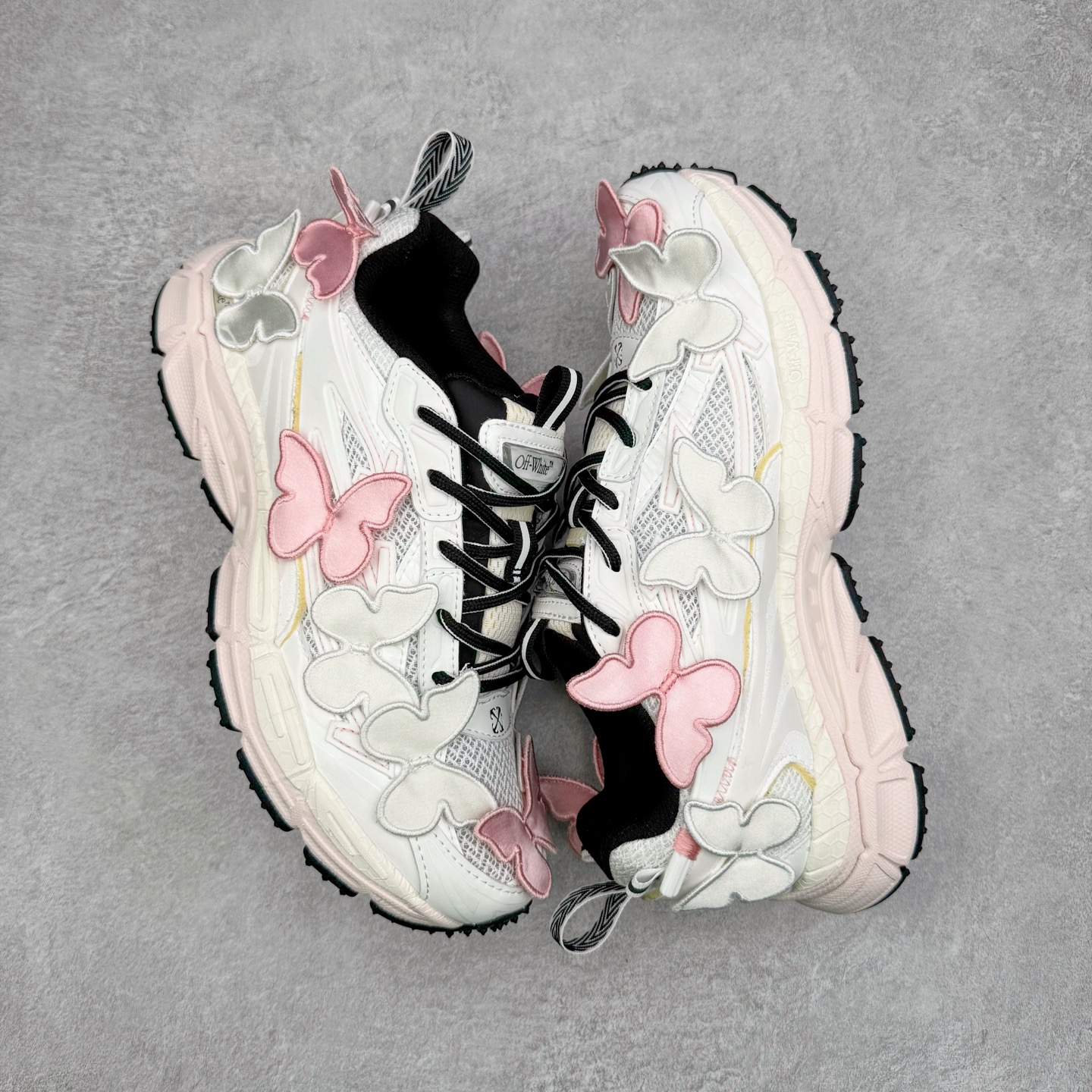 图片[3]-＃KX Off-White 2024年OW最新款跑鞋 #百分百原盒正确版 原楦原纸板数据开发 4层分离大底#鞋面采用3d立体打印和多种材料拼接而成#防滑耐磨透气性轻便跑鞋 作为曾经爆火 并且定位奢潮领域的标志性品牌 Off-White 仍需要不断更新符合当下潮流时尚的复古运动鞋款，以期收获基本盘消费者的关注 此次更新的 Off-White 新款运动鞋将经典复古老爹鞋细节设计更加夸张化 并将标志性箭头设计置于显著位置 除此之外 整个系列的色彩搭配也可谓纷繁多样 总有一款适合你 Off-White最新运动鞋款估计将在未来几个月登陆品牌专柜 喜欢的朋友切莫错过 尺码：36 37 38 39 40 41 42 43 44 45 46 47-选品中心